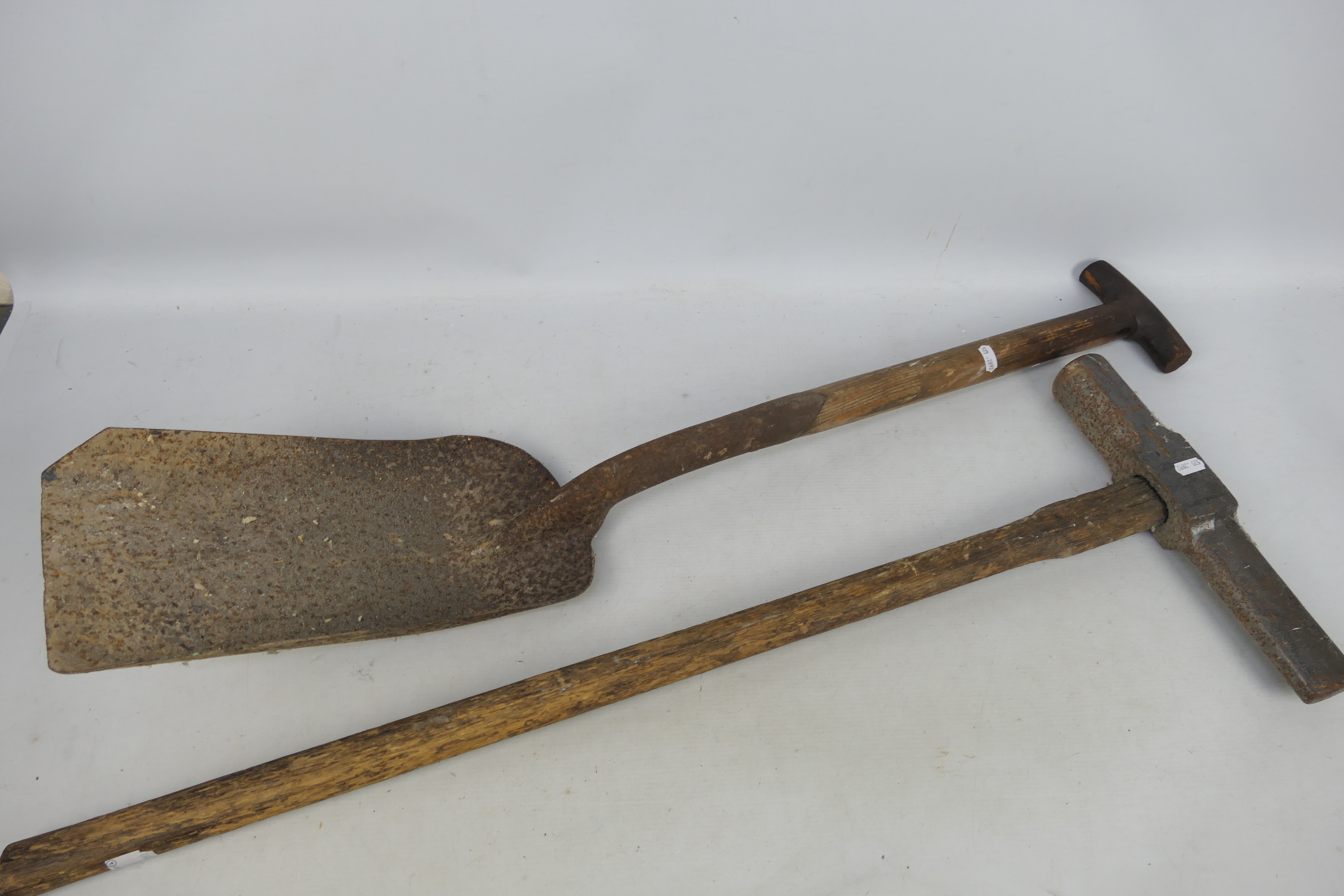 A vintage firing shovel and platelayer's keying hammer (handle 85 cm length).