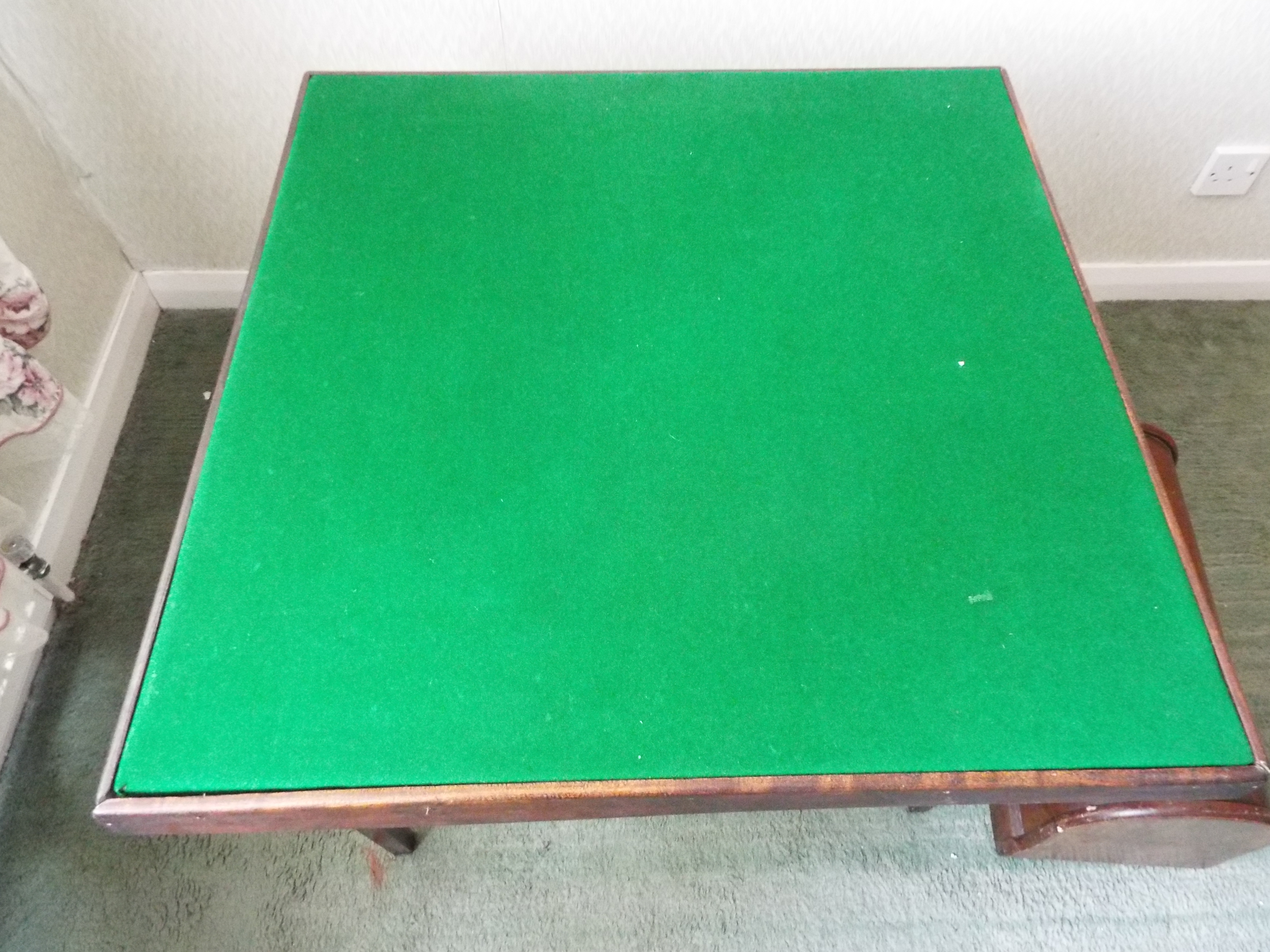 A folding card table with green felt top, approximately 64 cm x 70 cm x 70 cm.