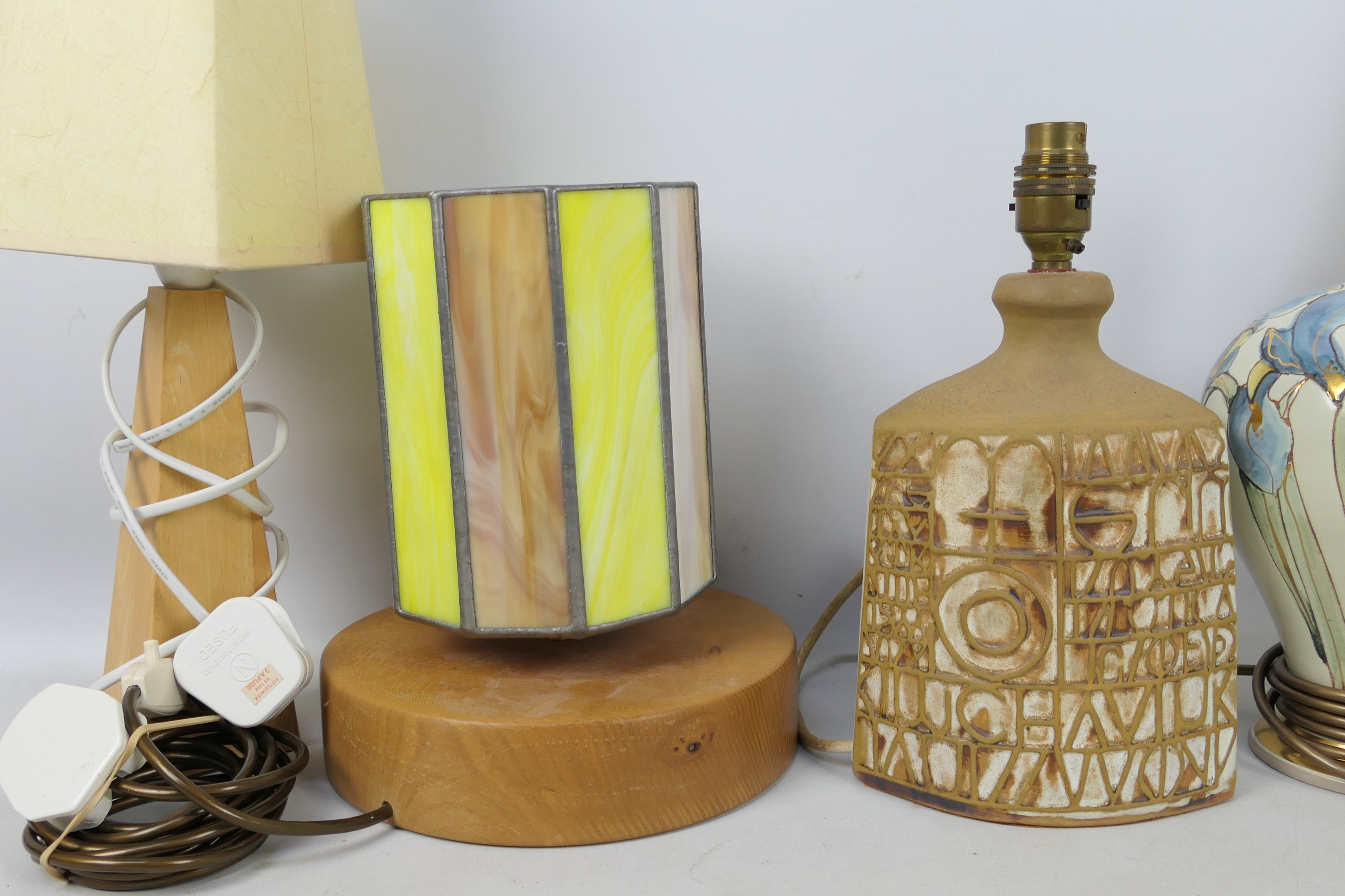 A collection of table lamps. - Image 2 of 3
