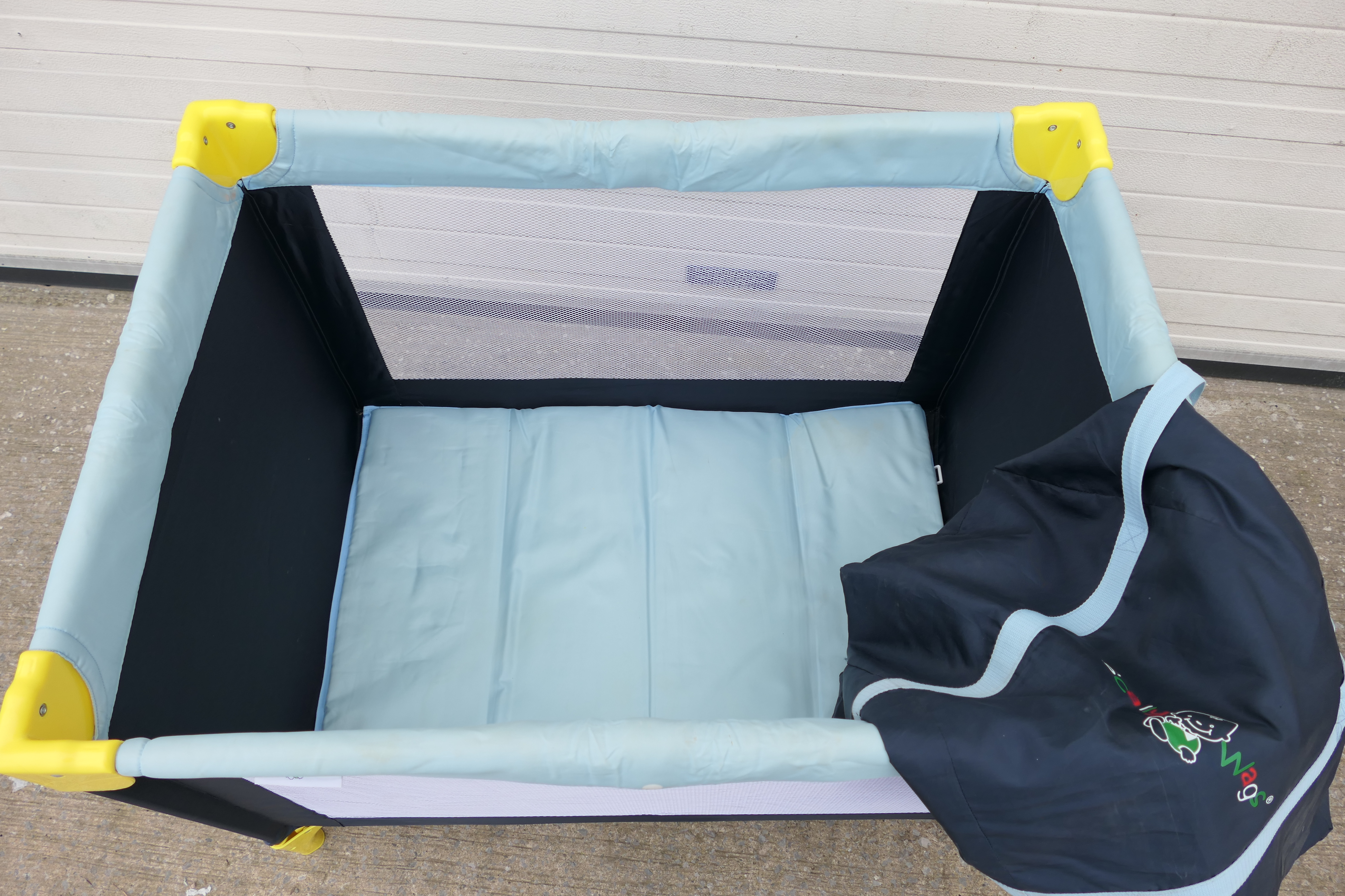 Scallywags - A Weekender Travel cot by Scallywags - Travel cot comes in Scallywags carrier bag case. - Image 3 of 5