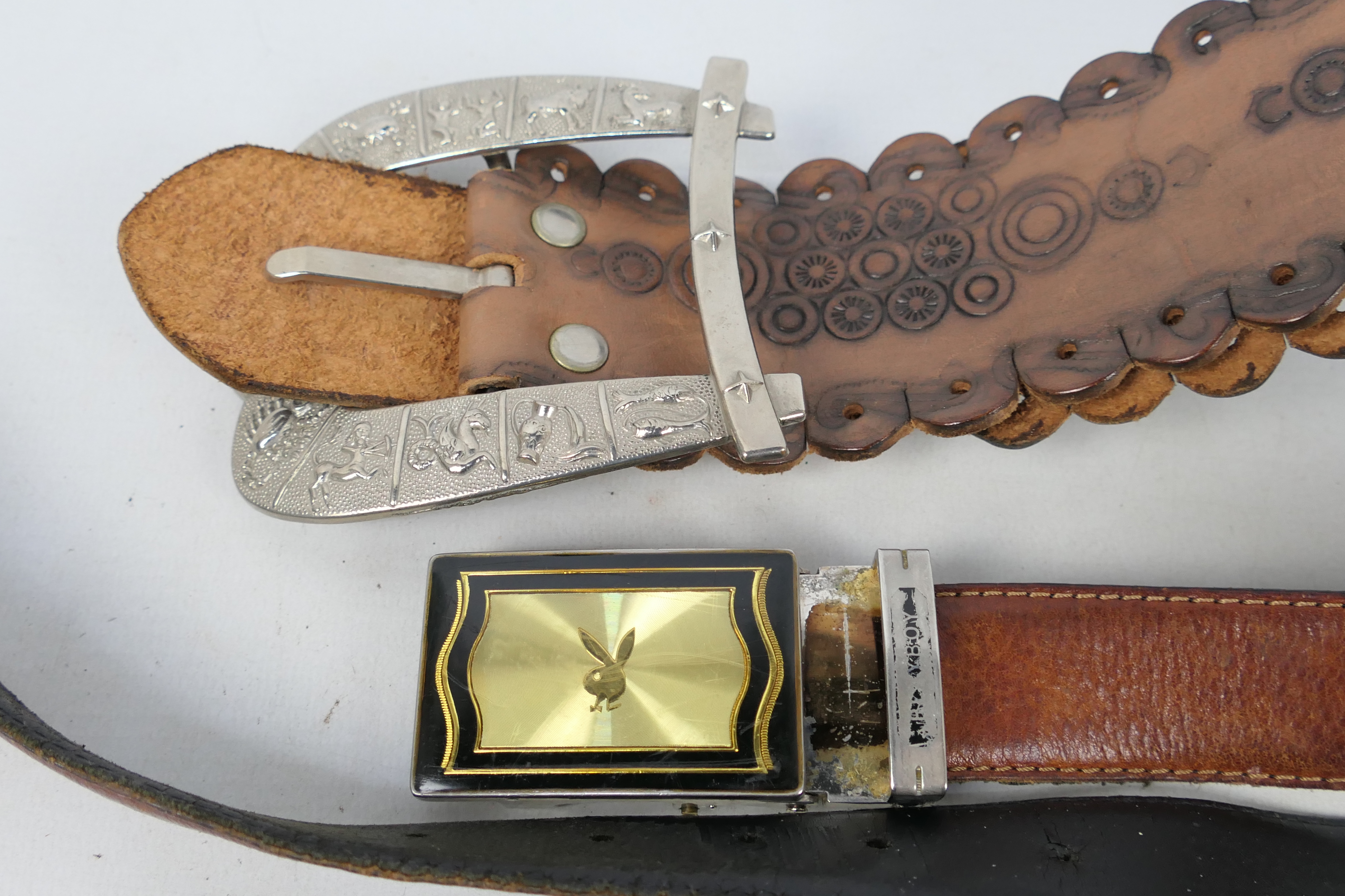 A collection of vintage belts and belt b - Image 2 of 4