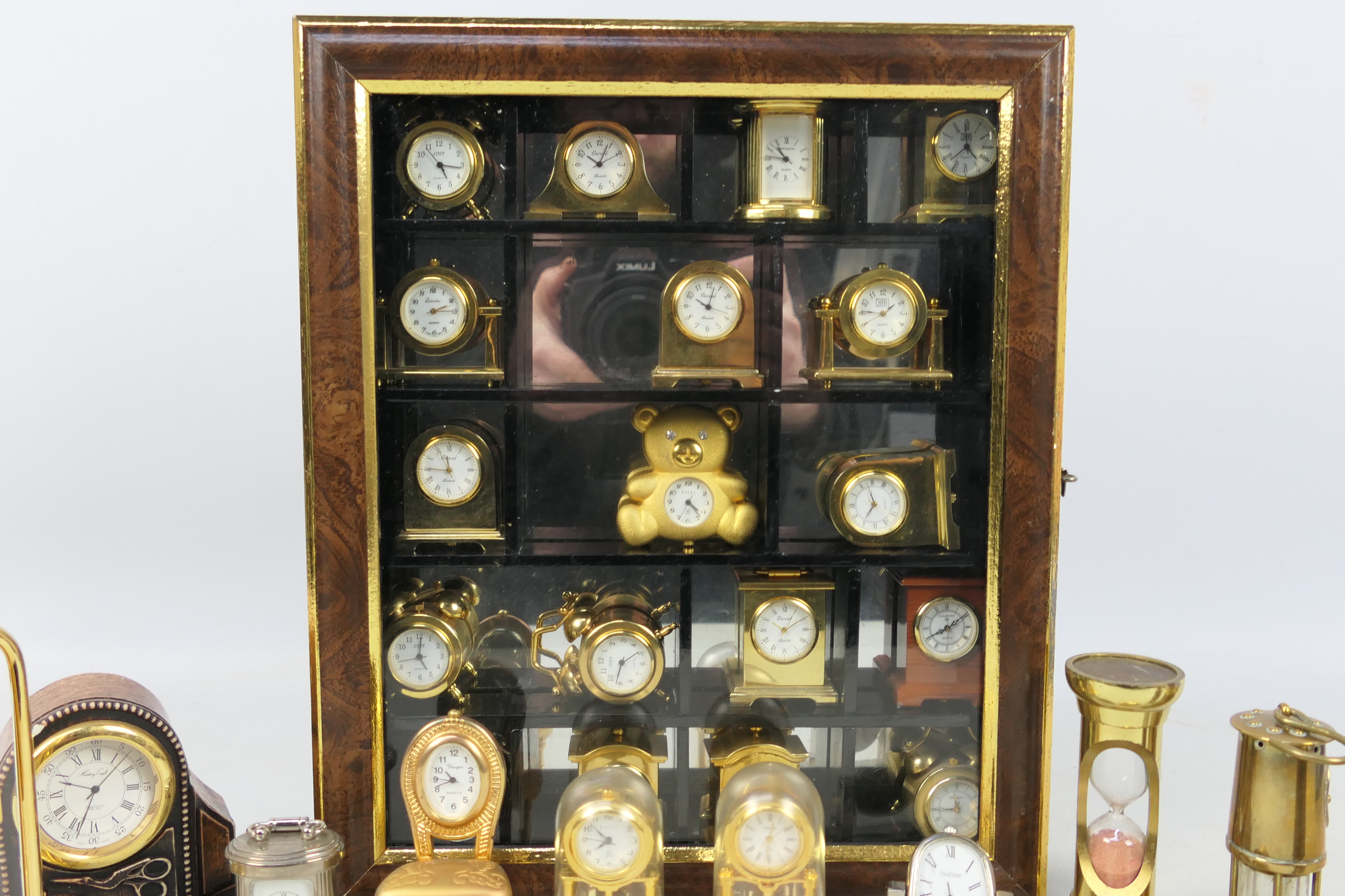 A small display case containing a quanti - Image 2 of 5