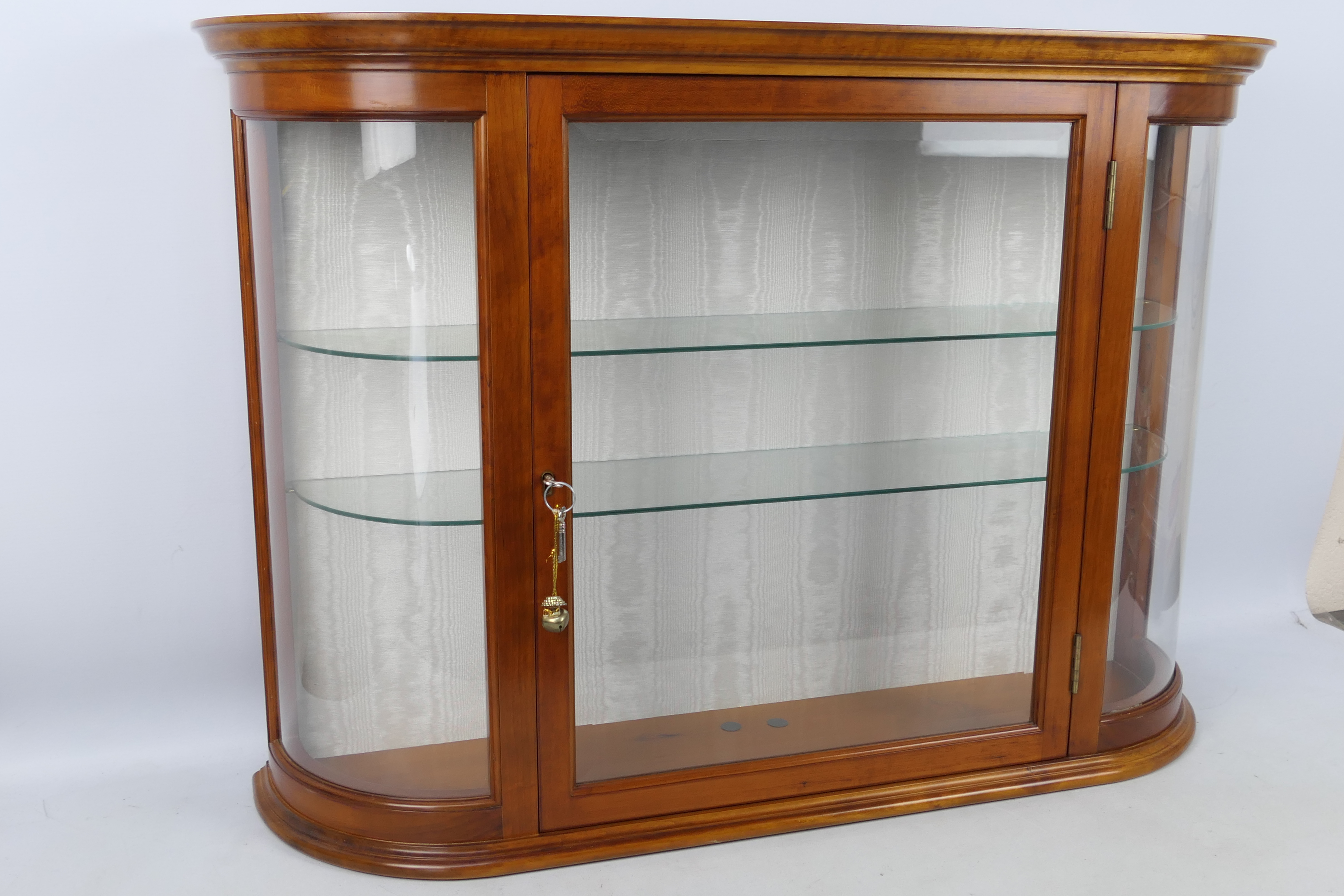 A good quality display cabinet with bevelled central pane, two glass shelves and two keys, - Image 2 of 2