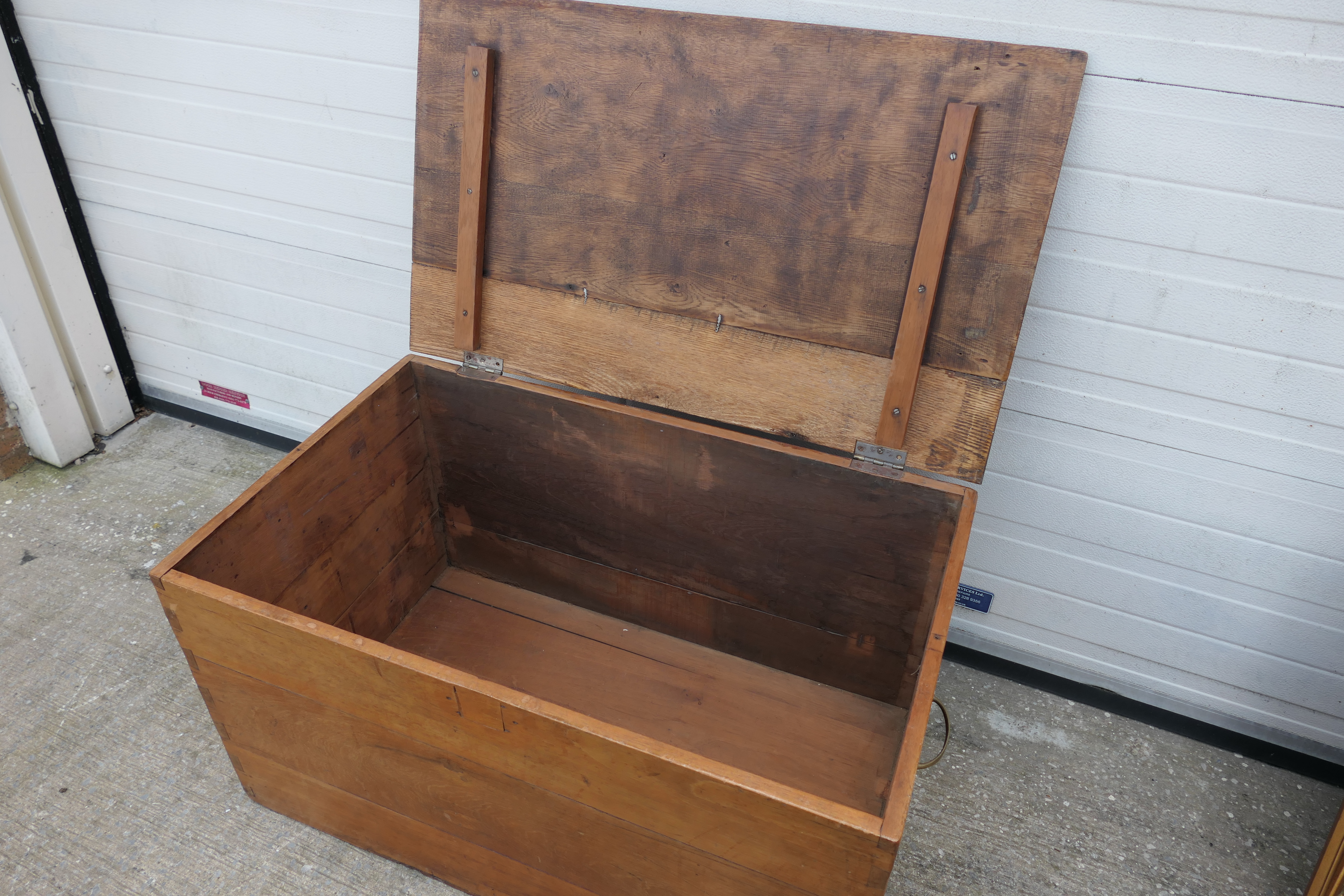 A blanket chest measuring approximately 54 cm x 99 cm x 60 cm. - Image 3 of 4