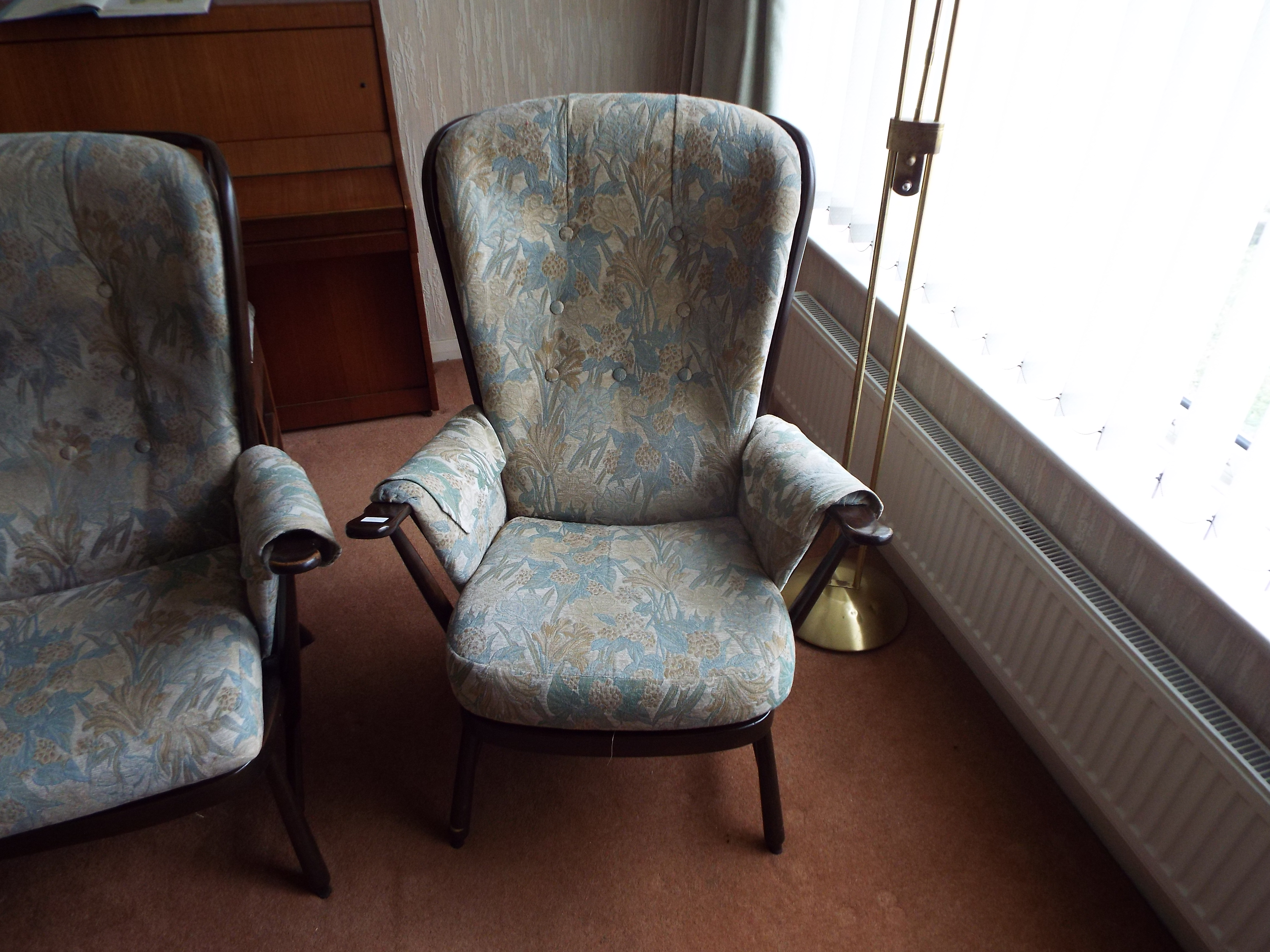 An Ercol three piece suite comprising a two seater settee and two armchairs. - Image 2 of 6