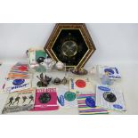 Lot comprising a wall clock, 45 rpm vinyl records including The Beatles, ceramics and other.