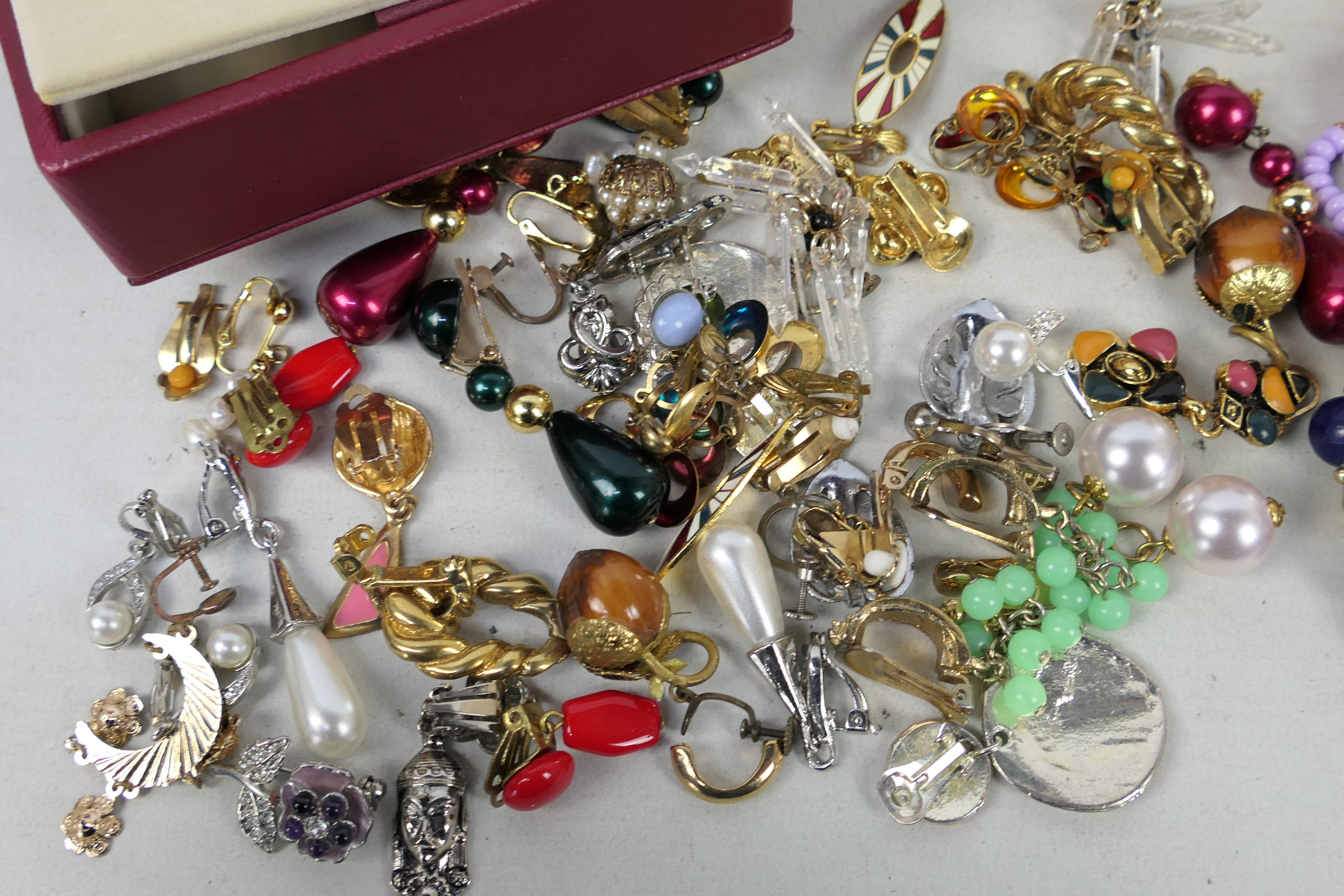 Jewellery boxes and a quantity of costume jewellery. - Image 2 of 4