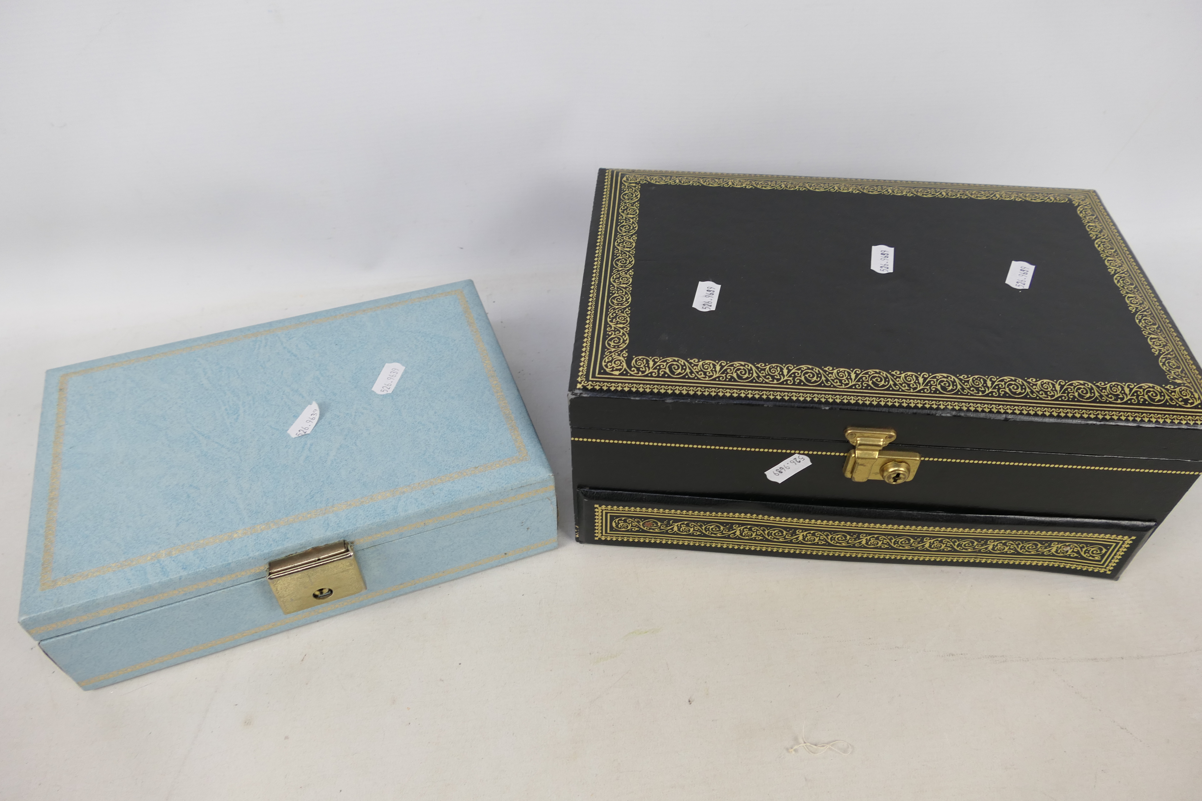 Two jewellery boxes containing a quantity of costume jewellery, rings, earrings, bracelets, - Image 8 of 8