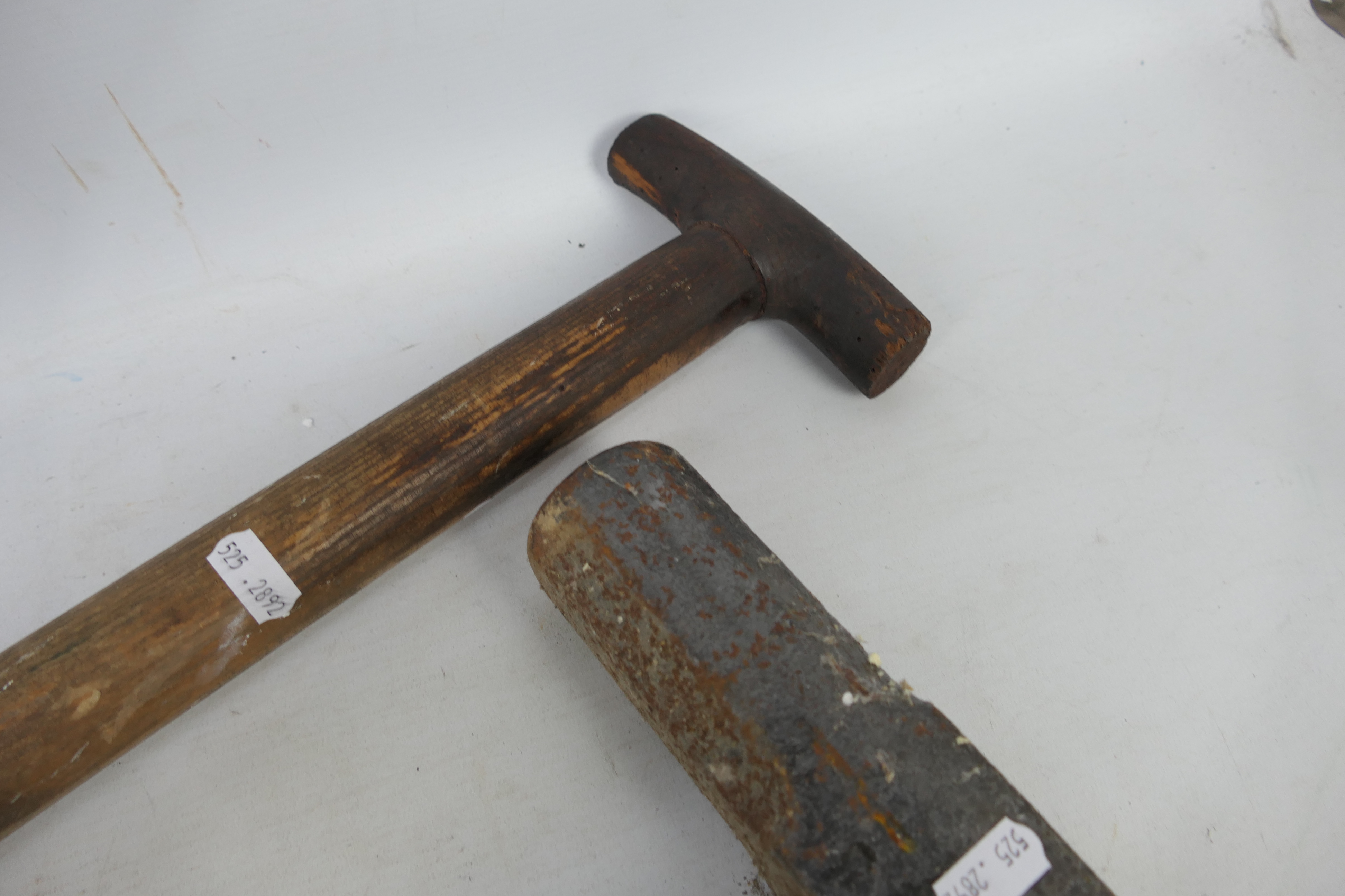 A vintage firing shovel and platelayer's keying hammer (handle 85 cm length). - Image 4 of 4