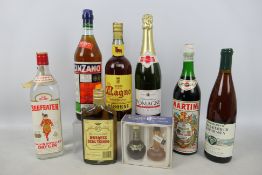 Various vintage spirits and alcohol to include a 33⅓ imp oz bottle of Beefeater Dry Gin,