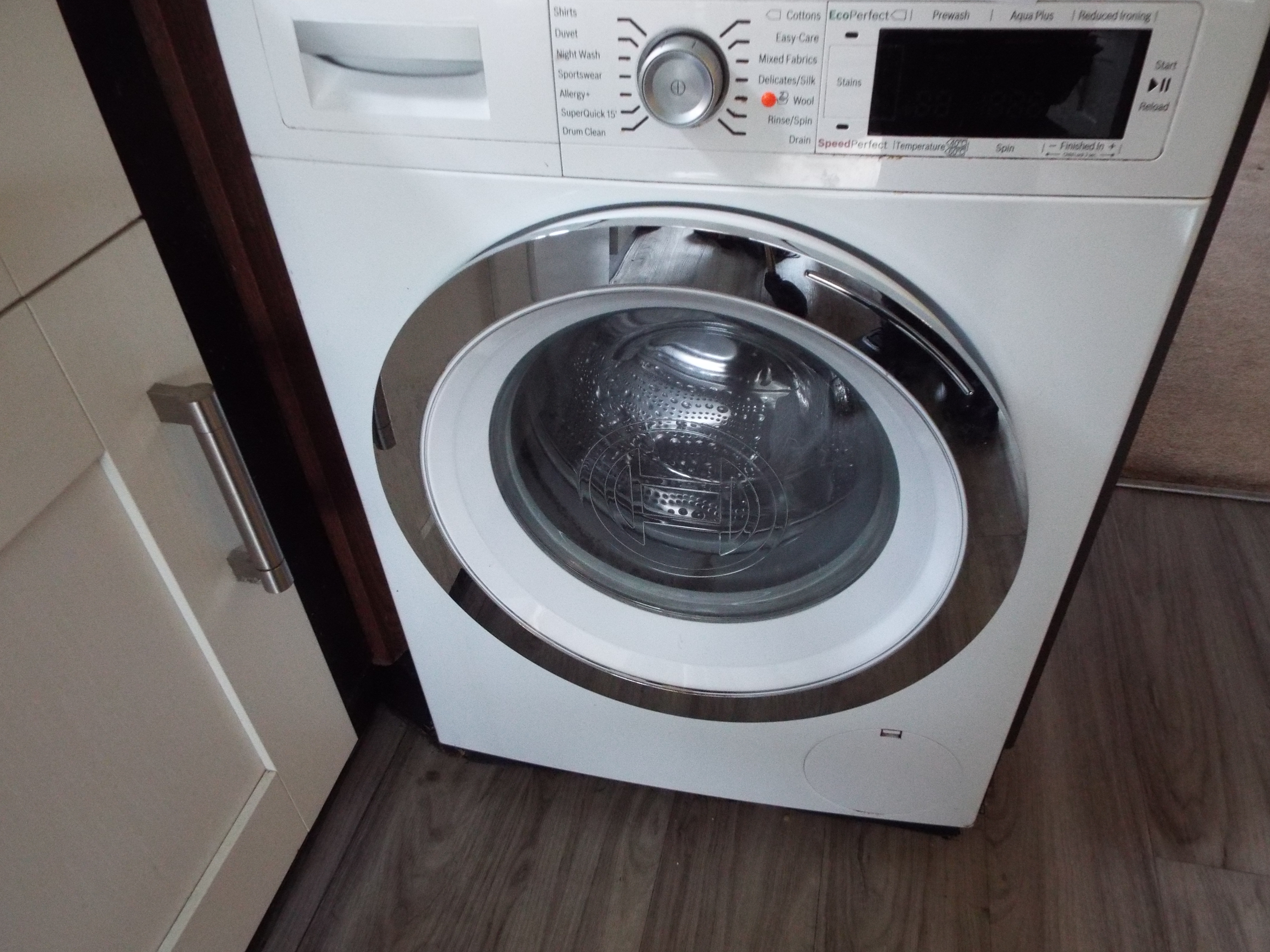 A Bosch Varioperfect Serie 8 washing machine, approximately 92 cm x 60 cm x 59 cm.