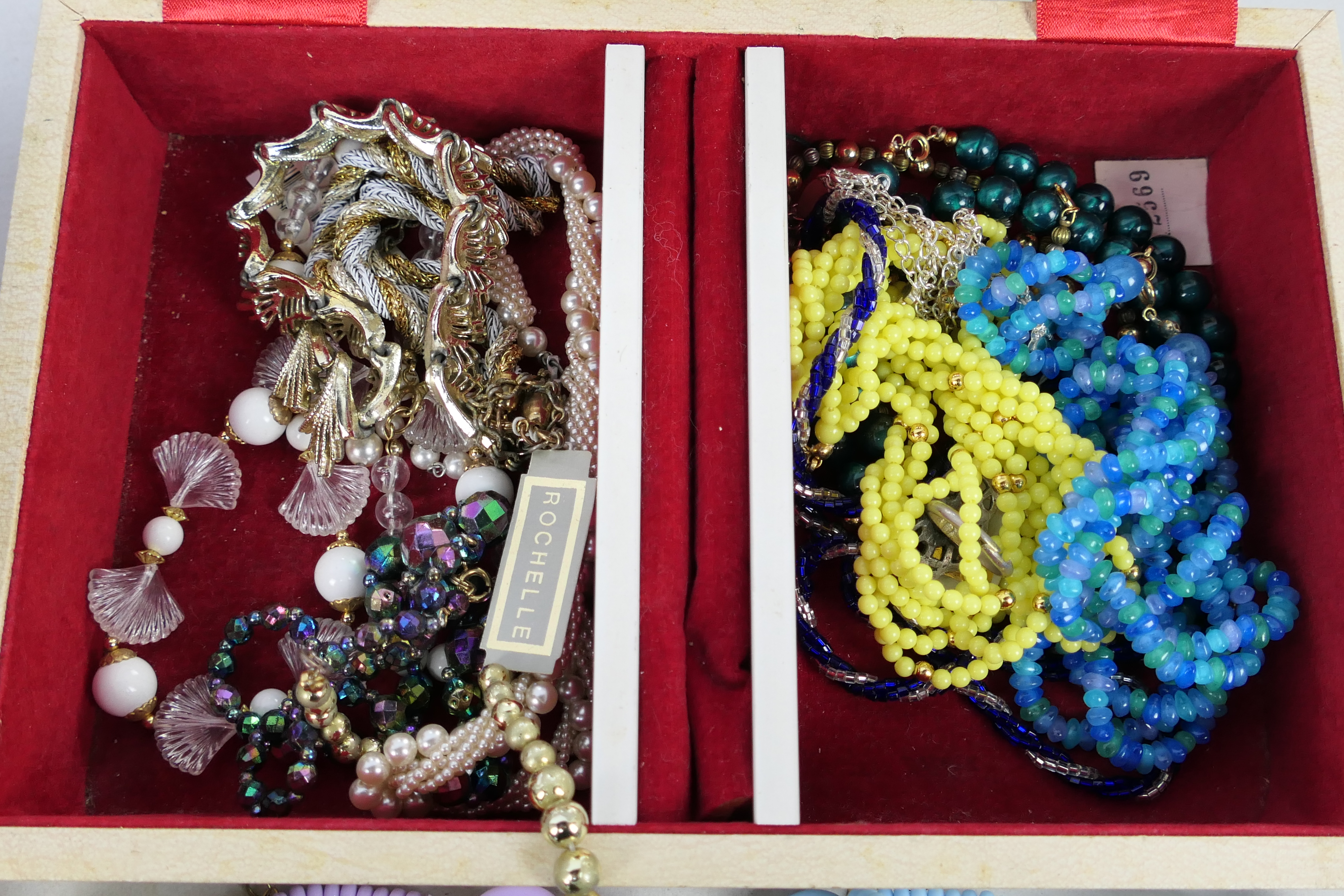 Jewellery boxes and a quantity of costume jewellery. - Image 4 of 4
