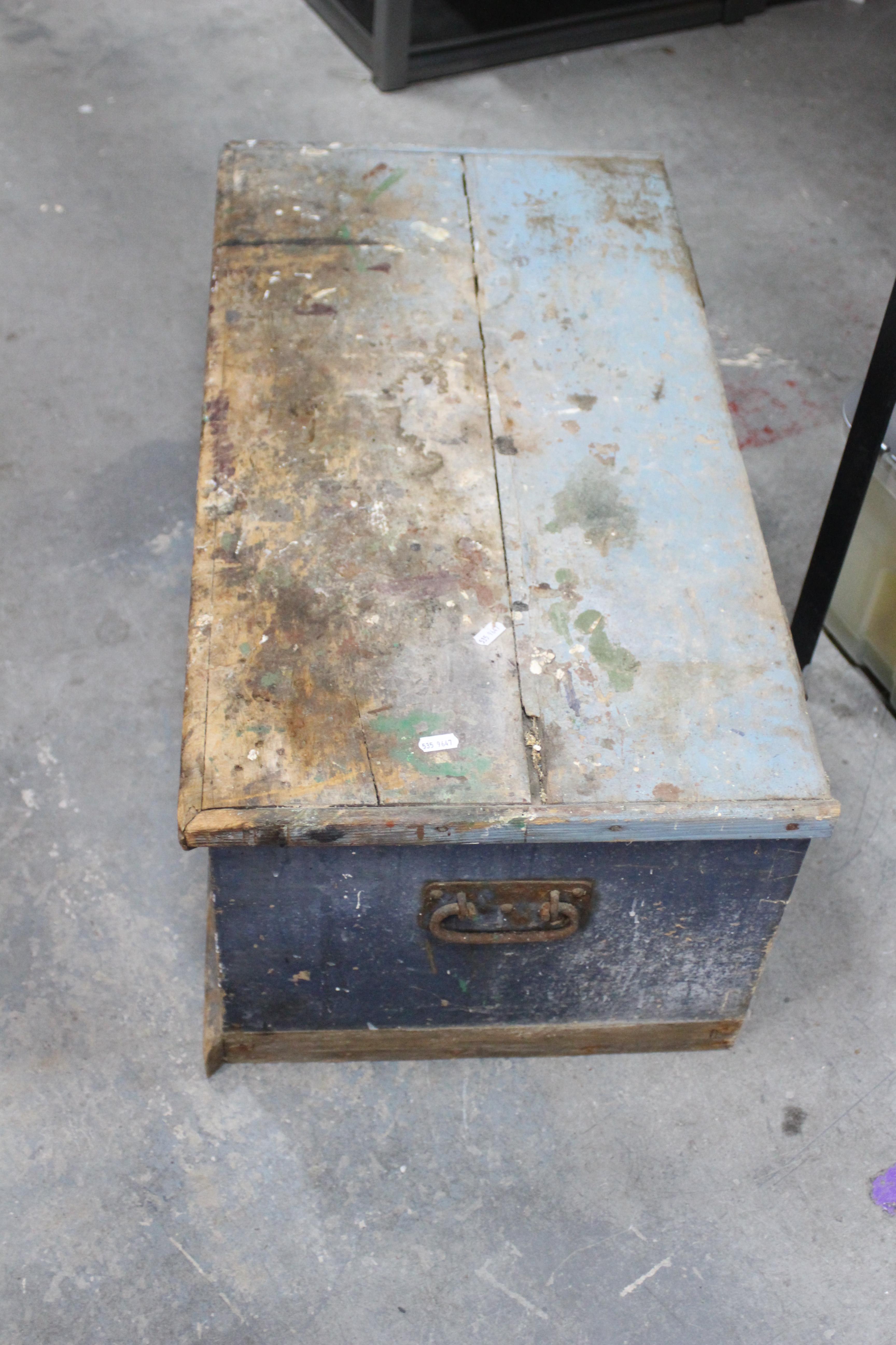 A wooden tool chest containing a quantity of vintage hand tools. - Image 3 of 6