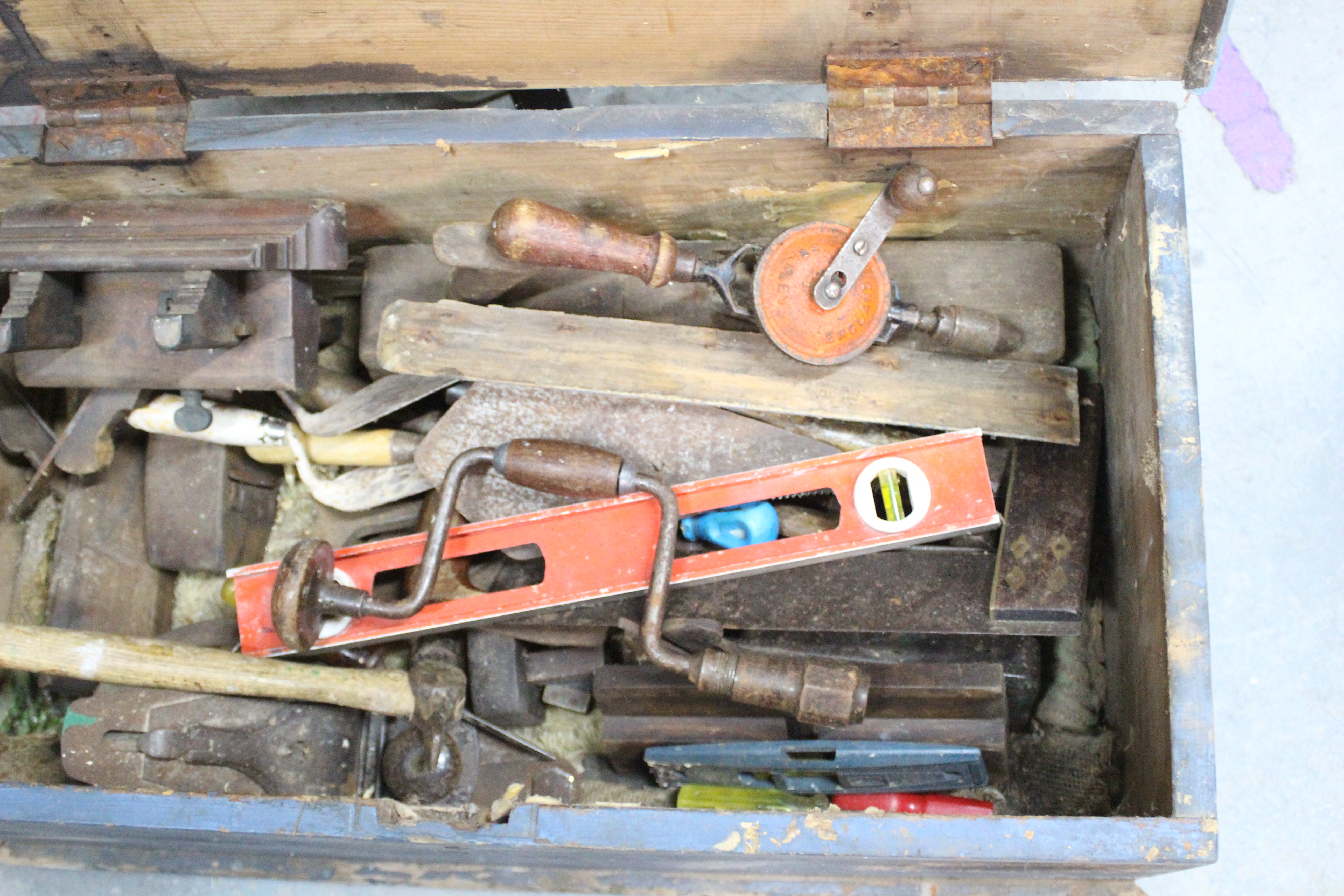 A wooden tool chest containing a quantity of vintage hand tools. - Image 5 of 6