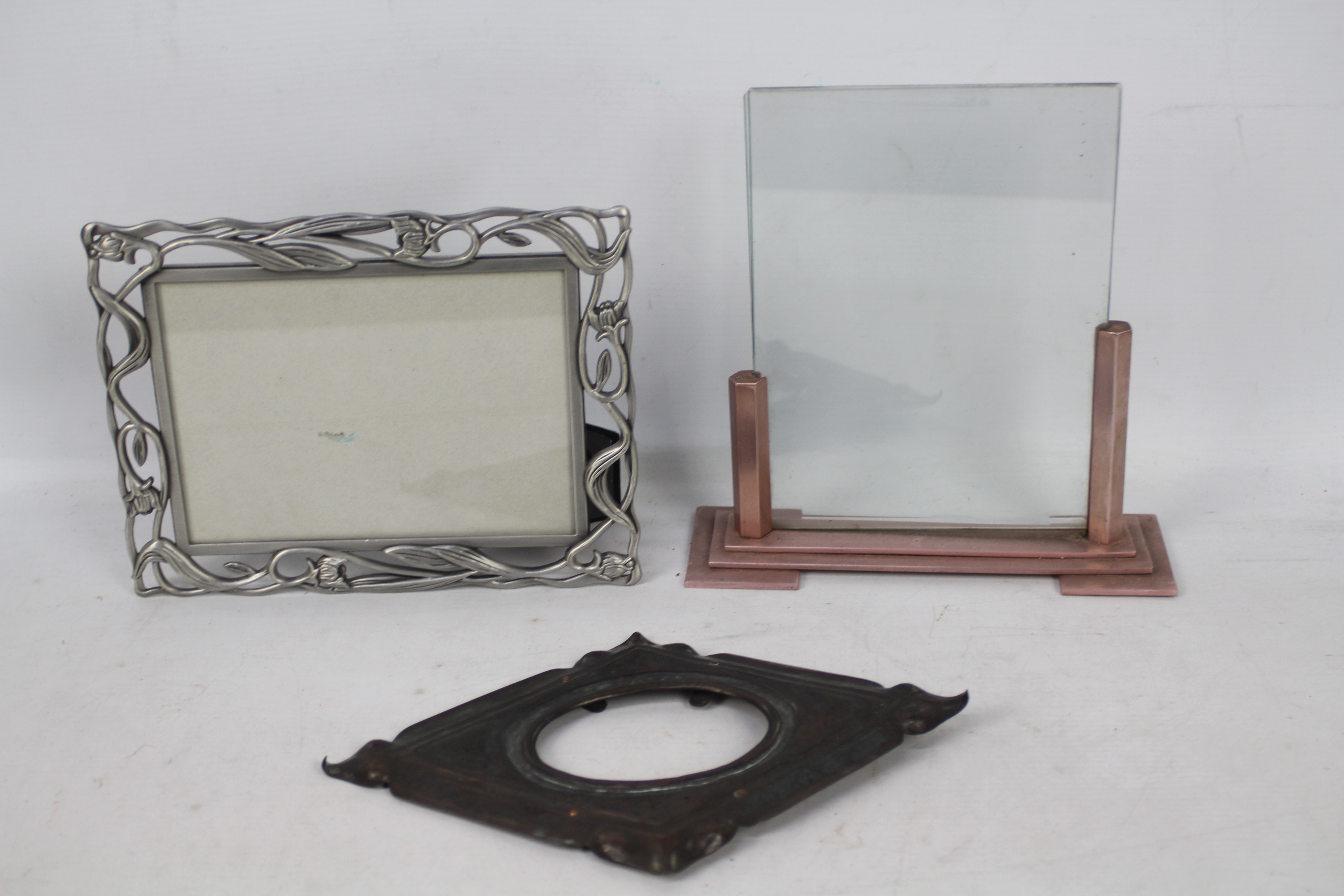 A collection of photograph frames, various sizes. - Image 4 of 4