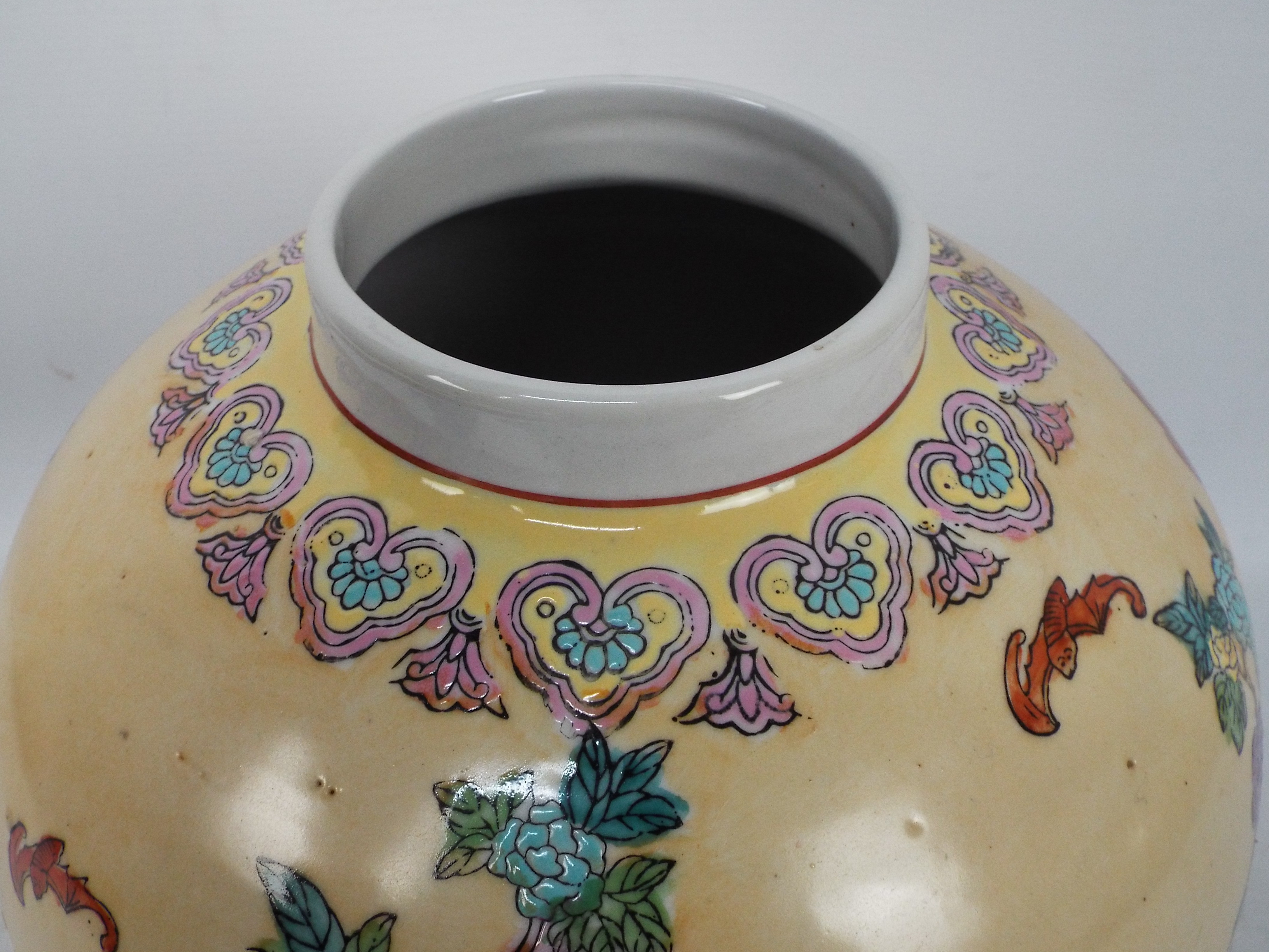 A large Chinese ginger jar decorated with bats and peaches above a lappet border with ruyi head - Image 4 of 6