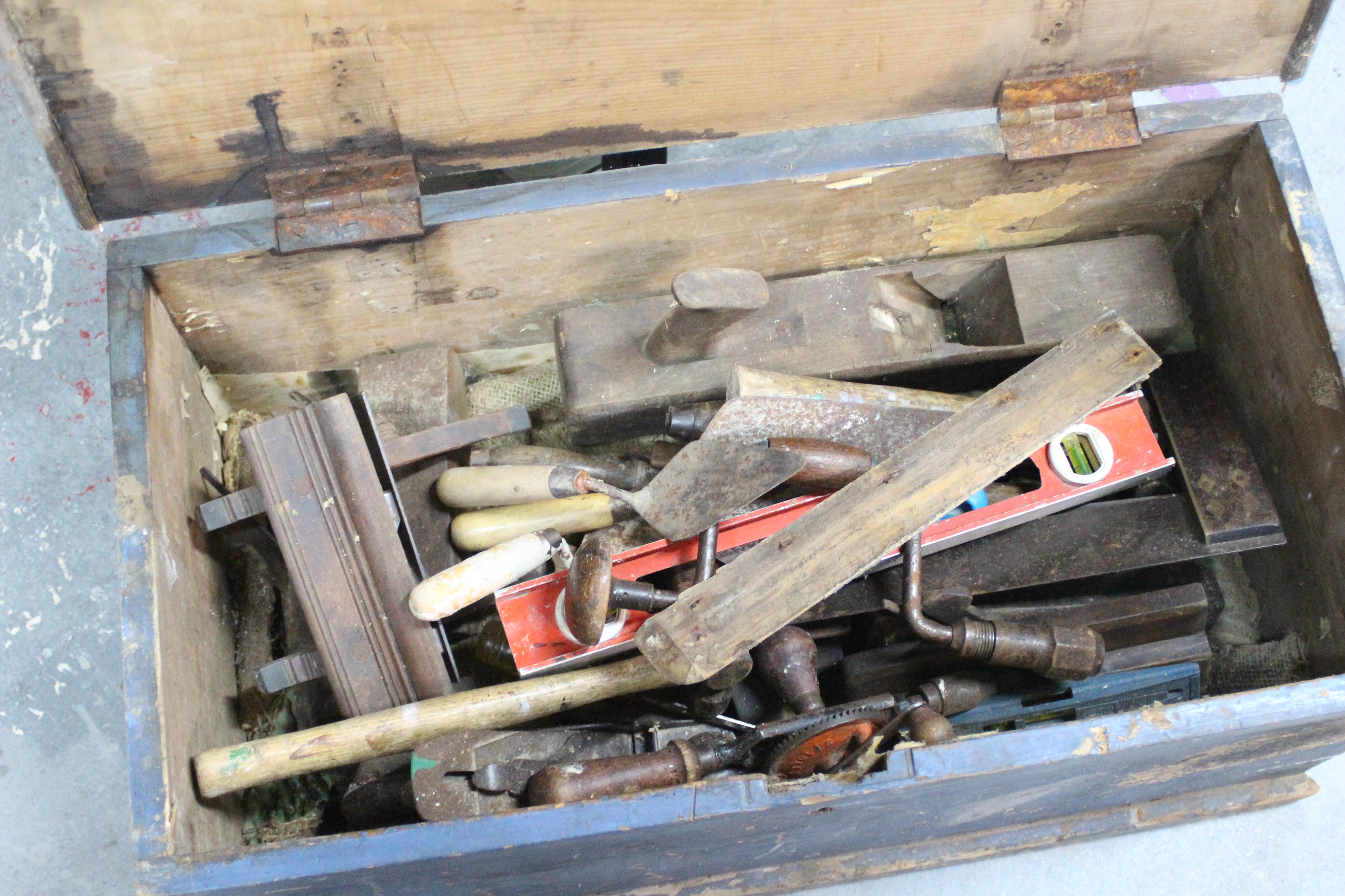 A wooden tool chest containing a quantity of vintage hand tools. - Image 4 of 6