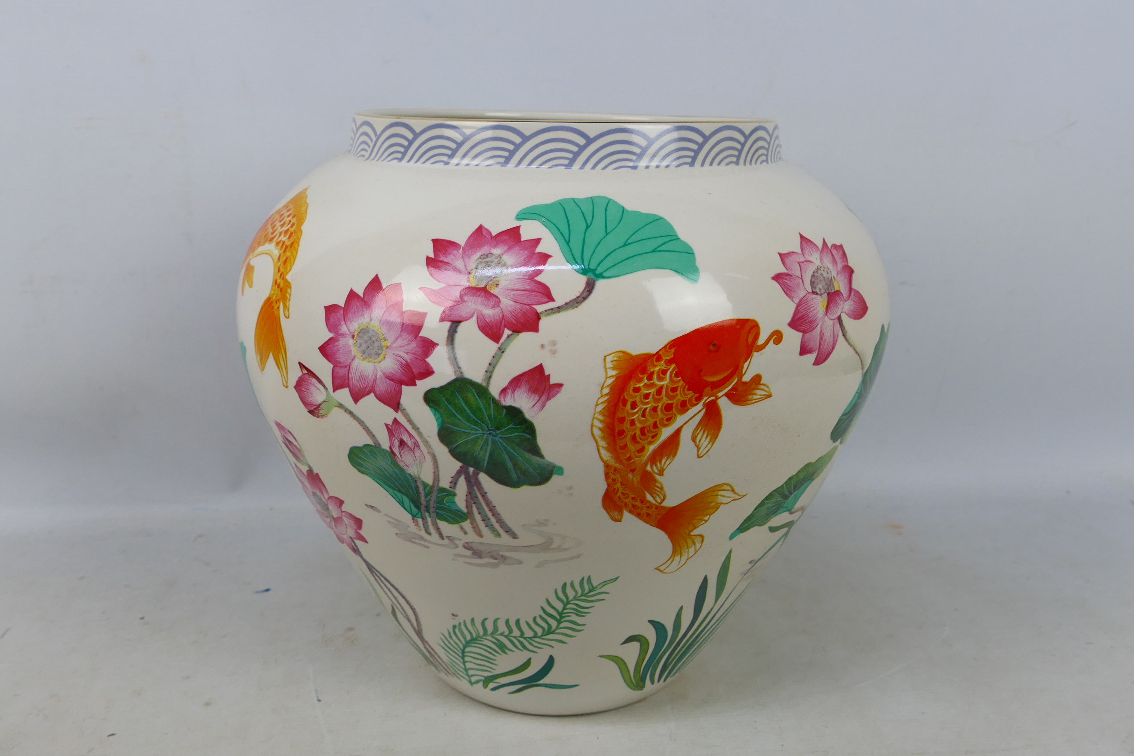 A large vase by Franklin Mint entitled The Vase of The Golden Carp by Zhe Zhou Jiang, - Image 3 of 6