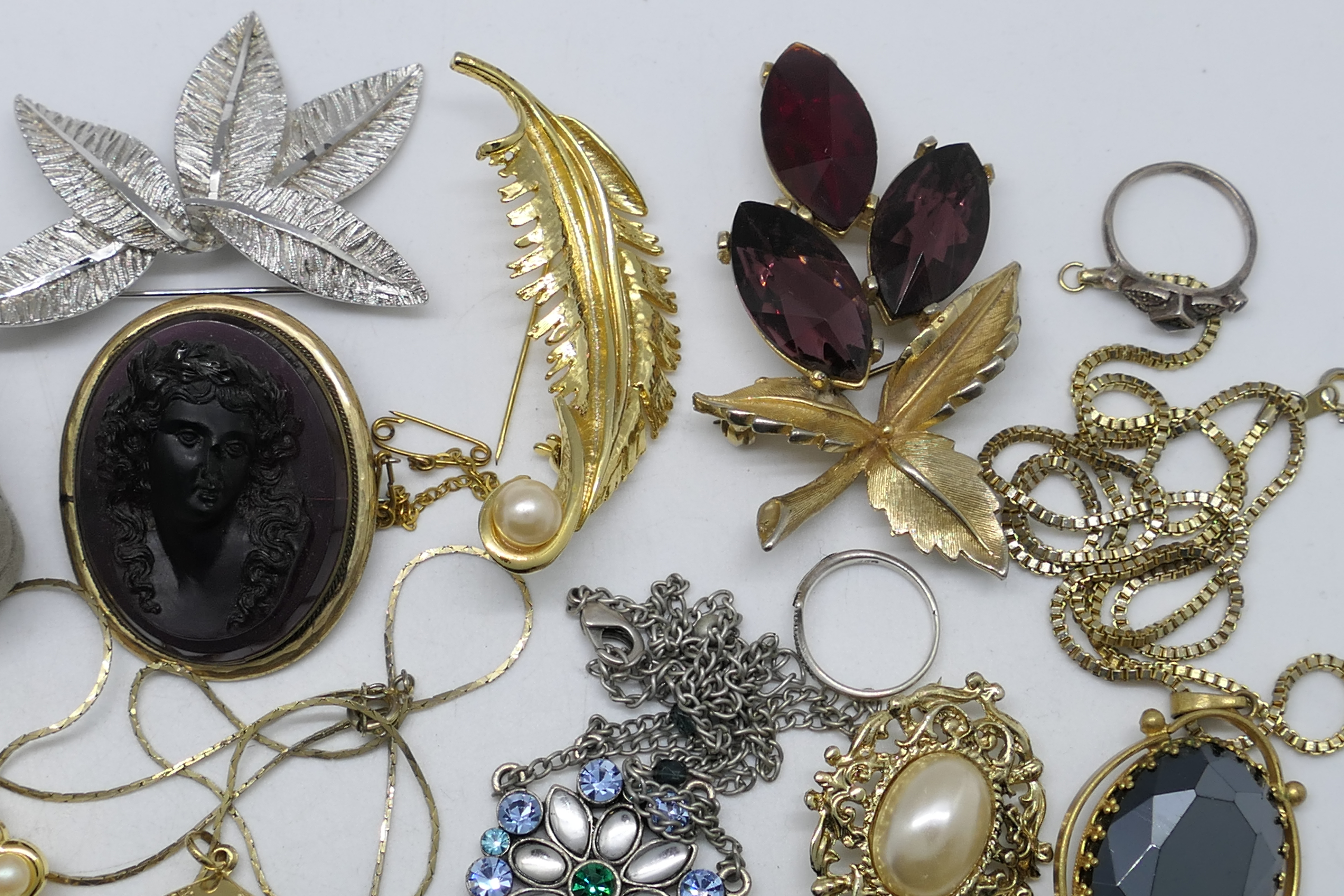 A collection of costume jewellery to include earrings, brooches, rings, - Image 3 of 6