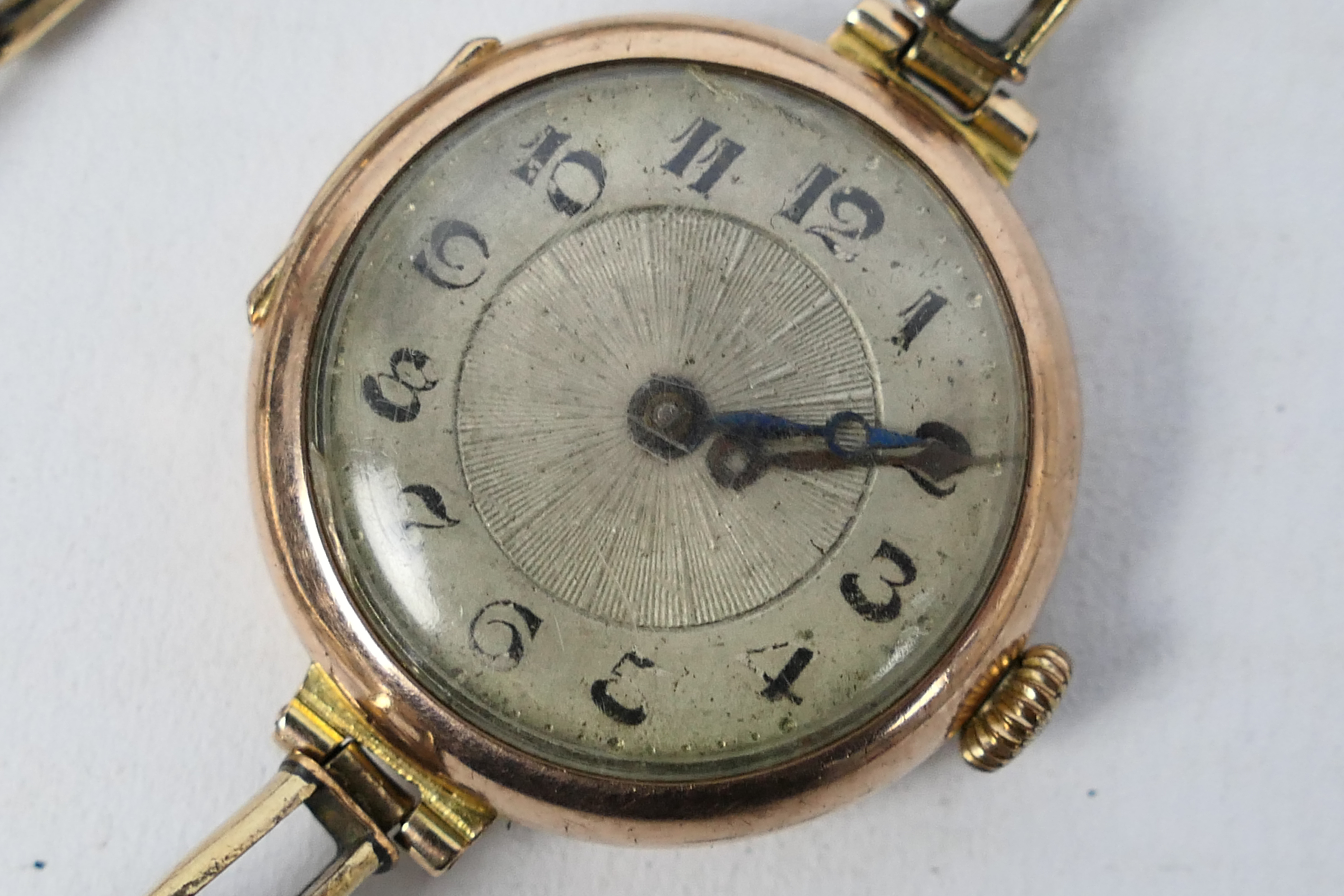A 9ct gold cased lady's wrist watch on expanding bracelet marked 9ct Gold Metal Core, - Image 2 of 6
