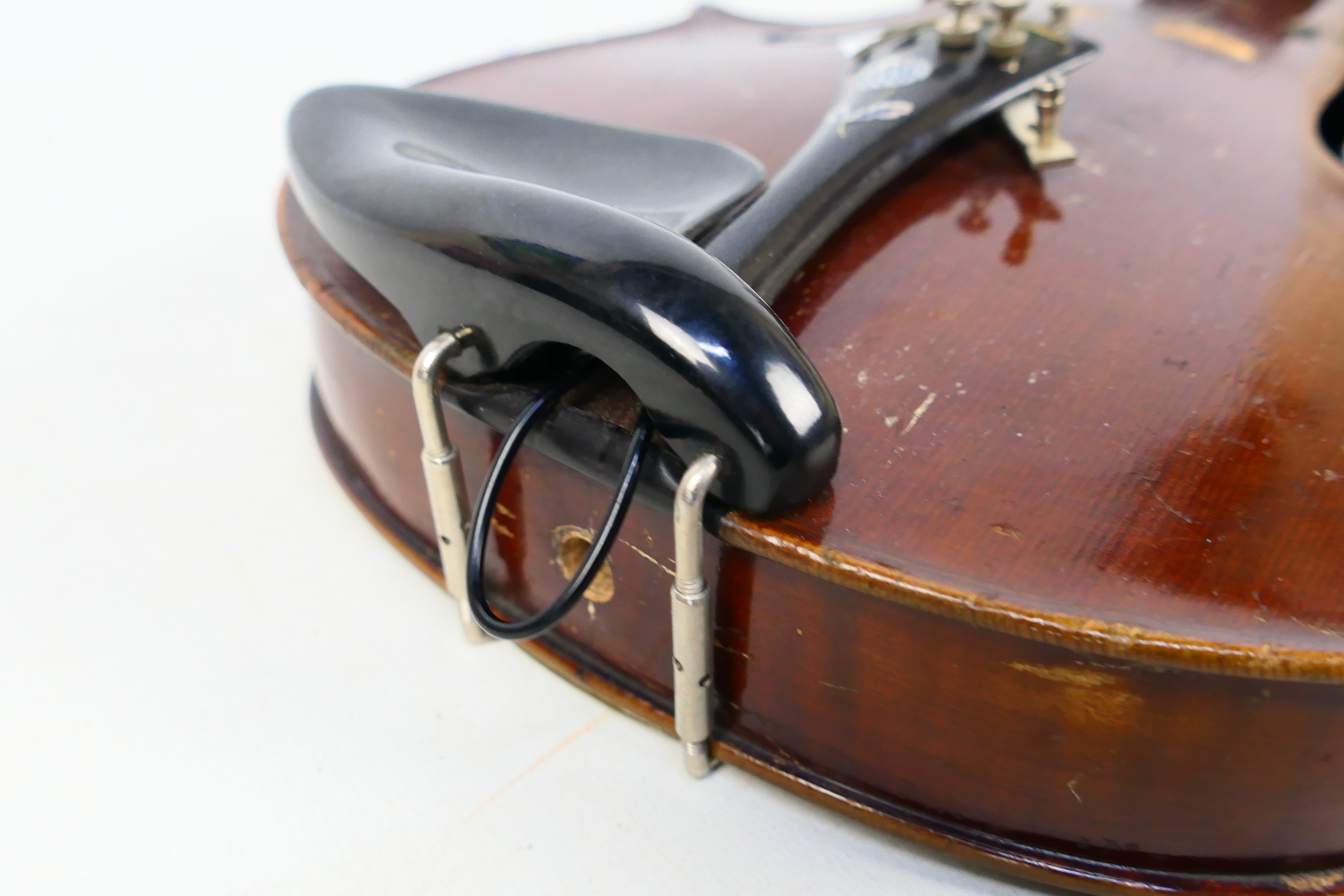 Violin, no label to the interior, 60 cm (l). - Image 5 of 11