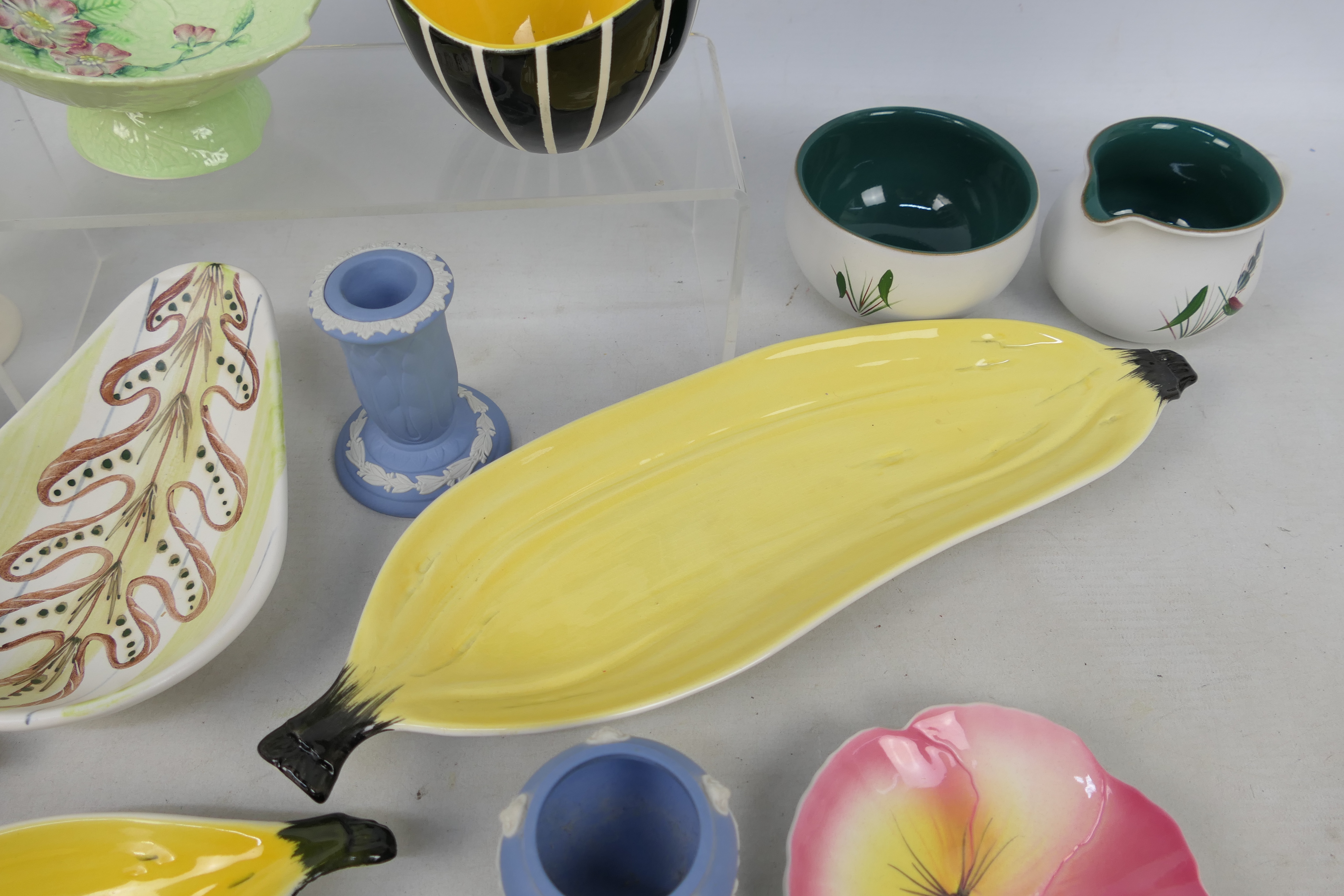 Mixed ceramics comprising Carlton Ware banana dishes, Denby dishes including Glynn Colledge, - Image 4 of 7