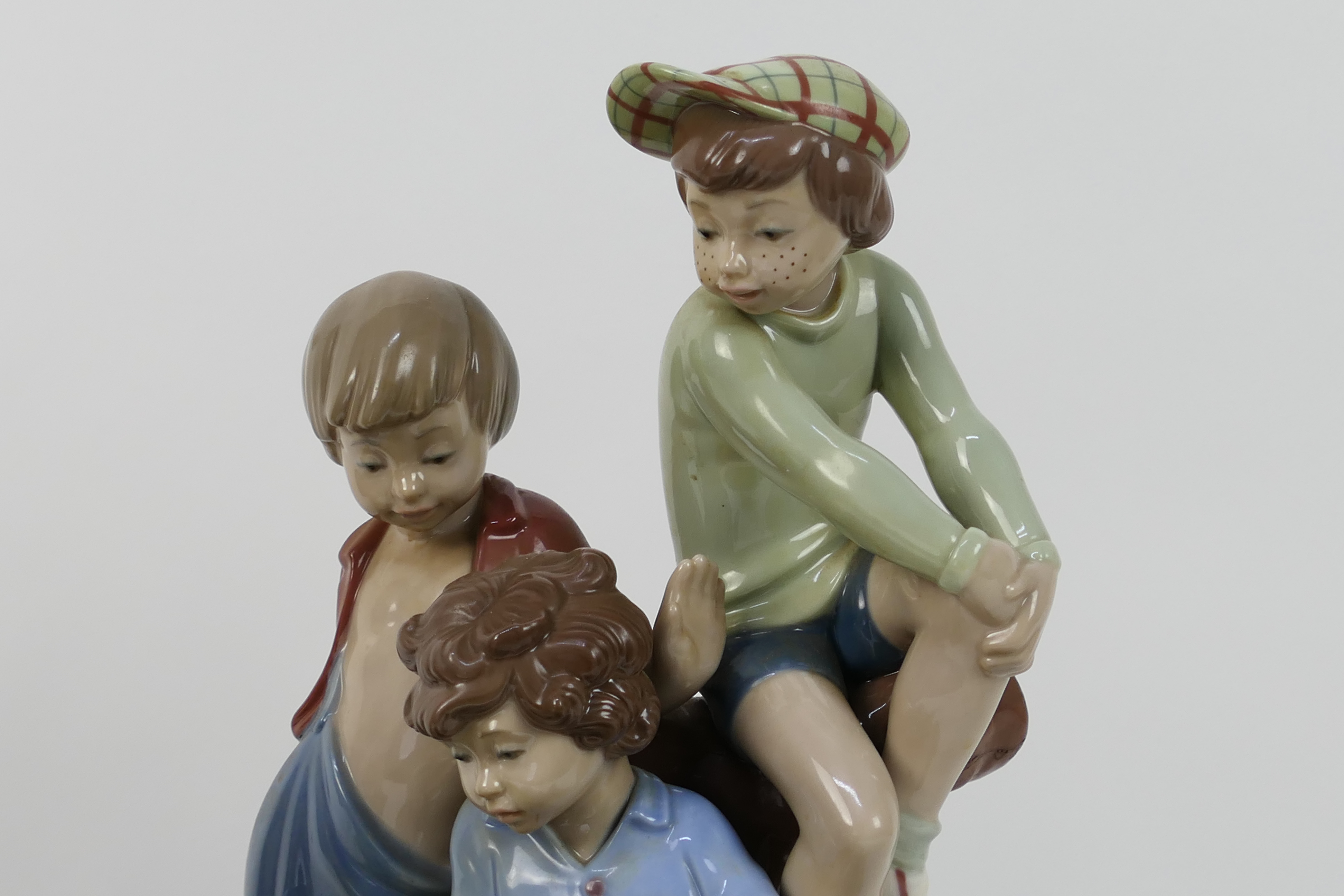 Nao by Lladro - a limited edition large and Impressive Porcelain Group Figure entitled Boys Playing - Image 3 of 8