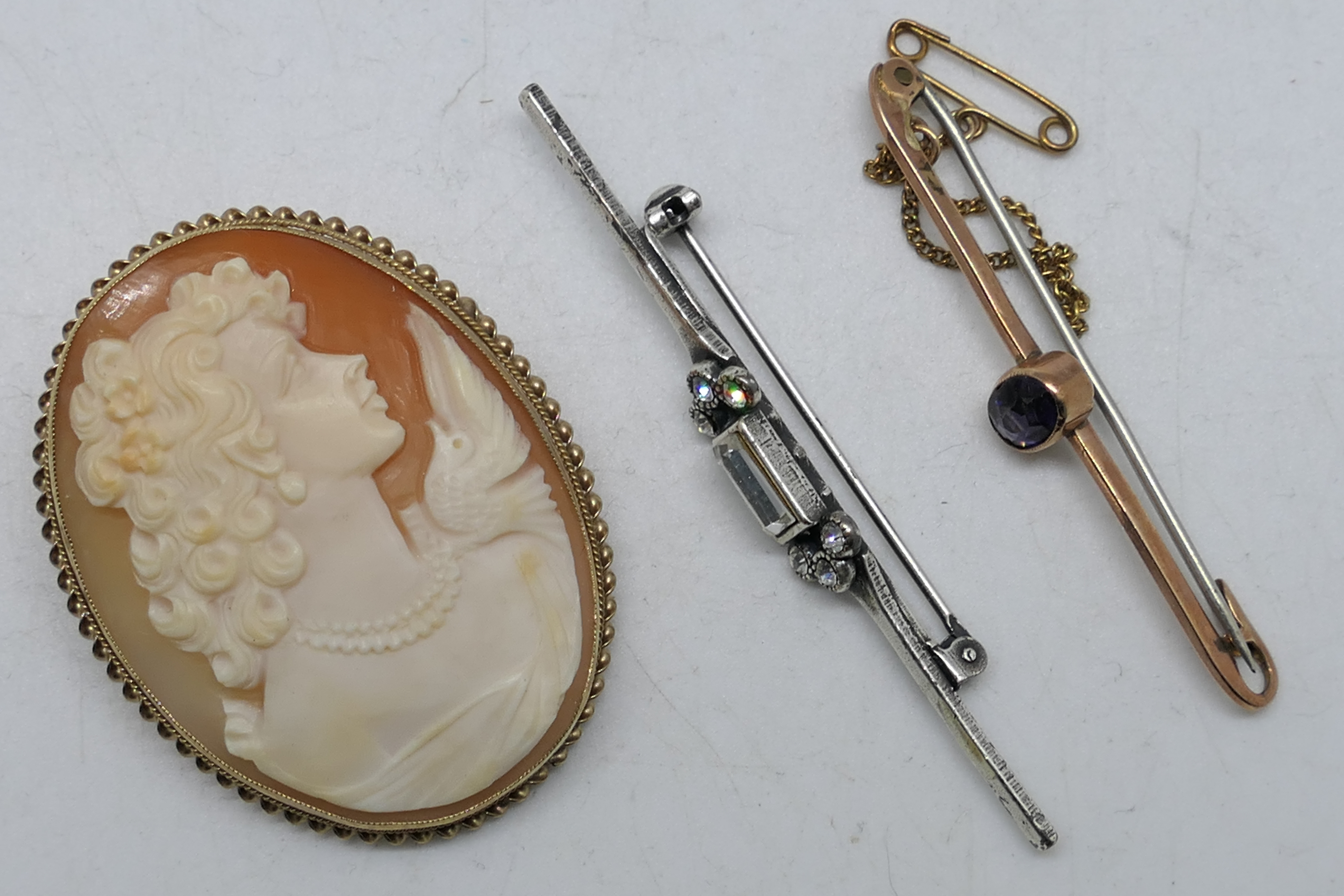 A 9ct gold mounted cameo brooch, 4.3 cm x 3.3 cm, approximately 8.