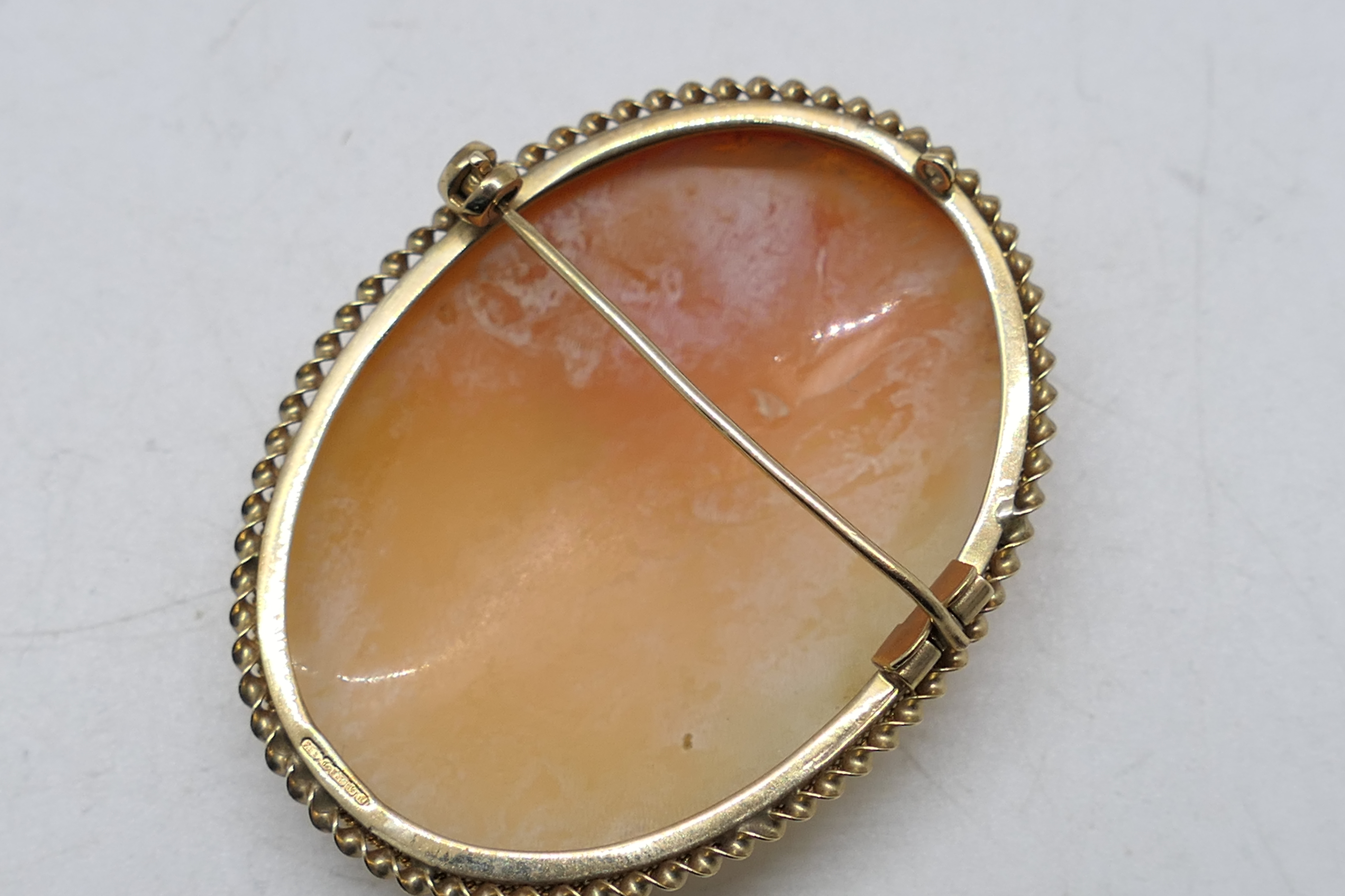 A 9ct gold mounted cameo brooch, 4.3 cm x 3.3 cm, approximately 8. - Image 3 of 6