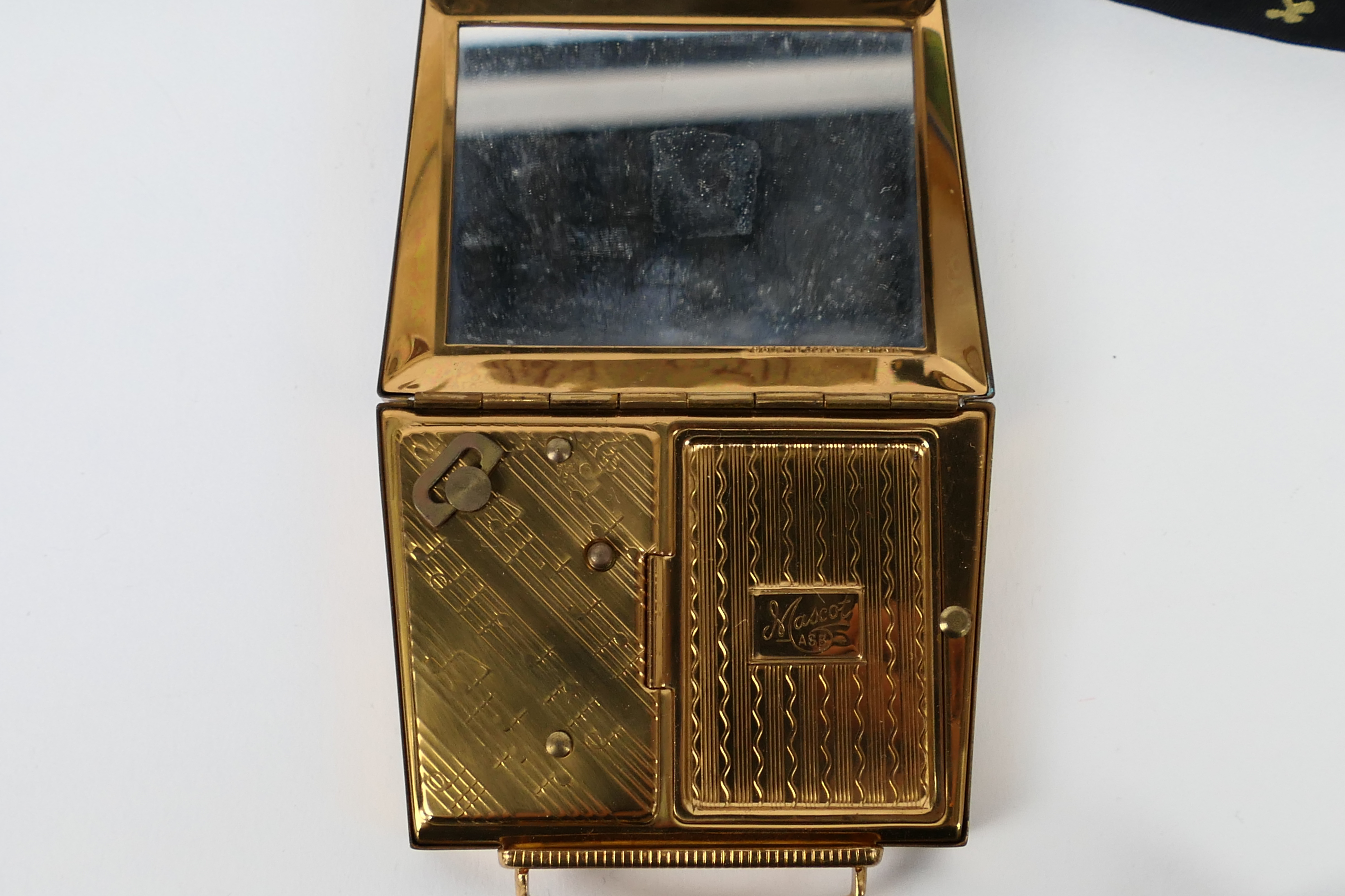A silver purse, Birmingham assay 1915, 72.6 grams / 2. - Image 8 of 8