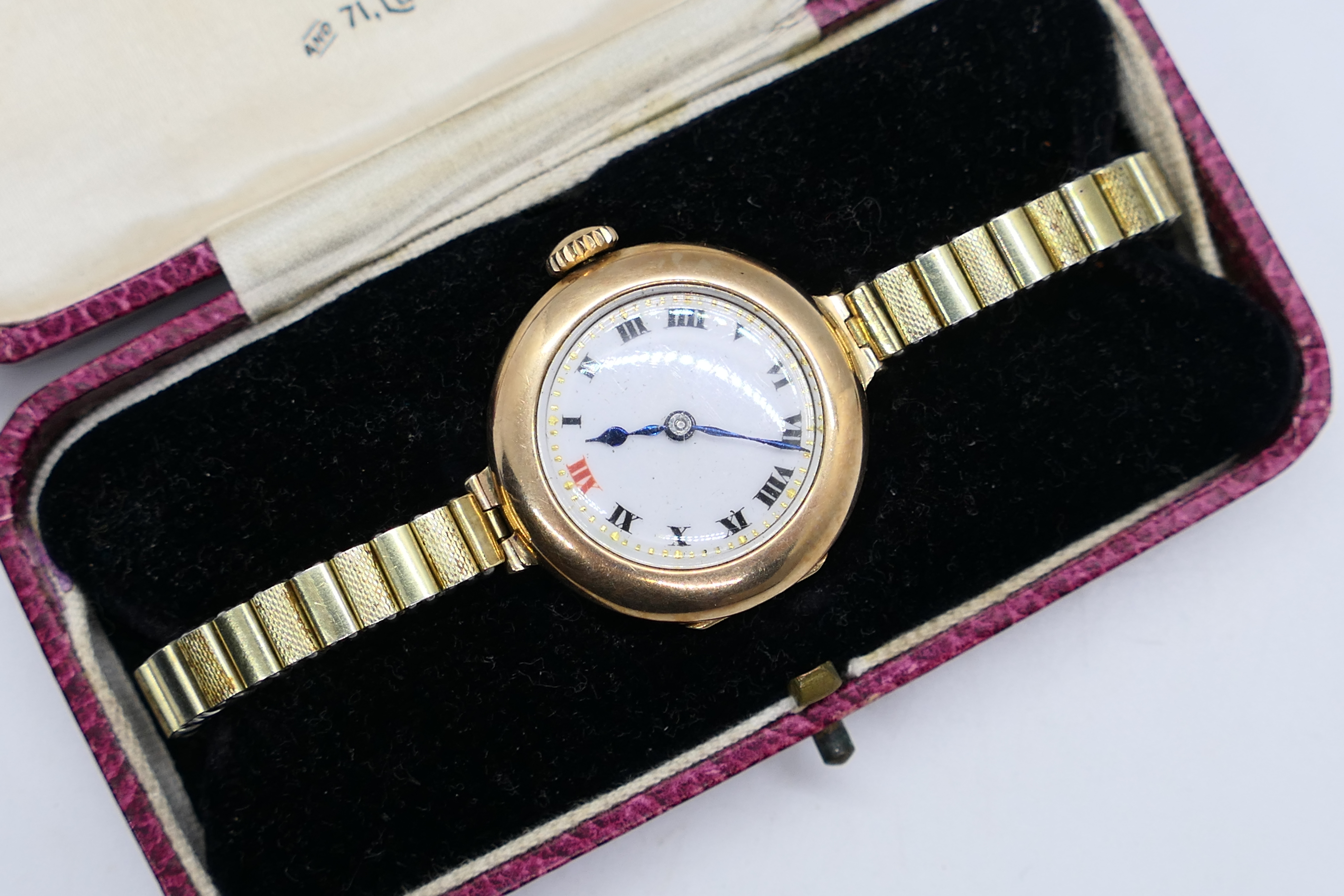 A lady's vintage 9 carat gold cased watch stamped 9; 375, - Image 4 of 7