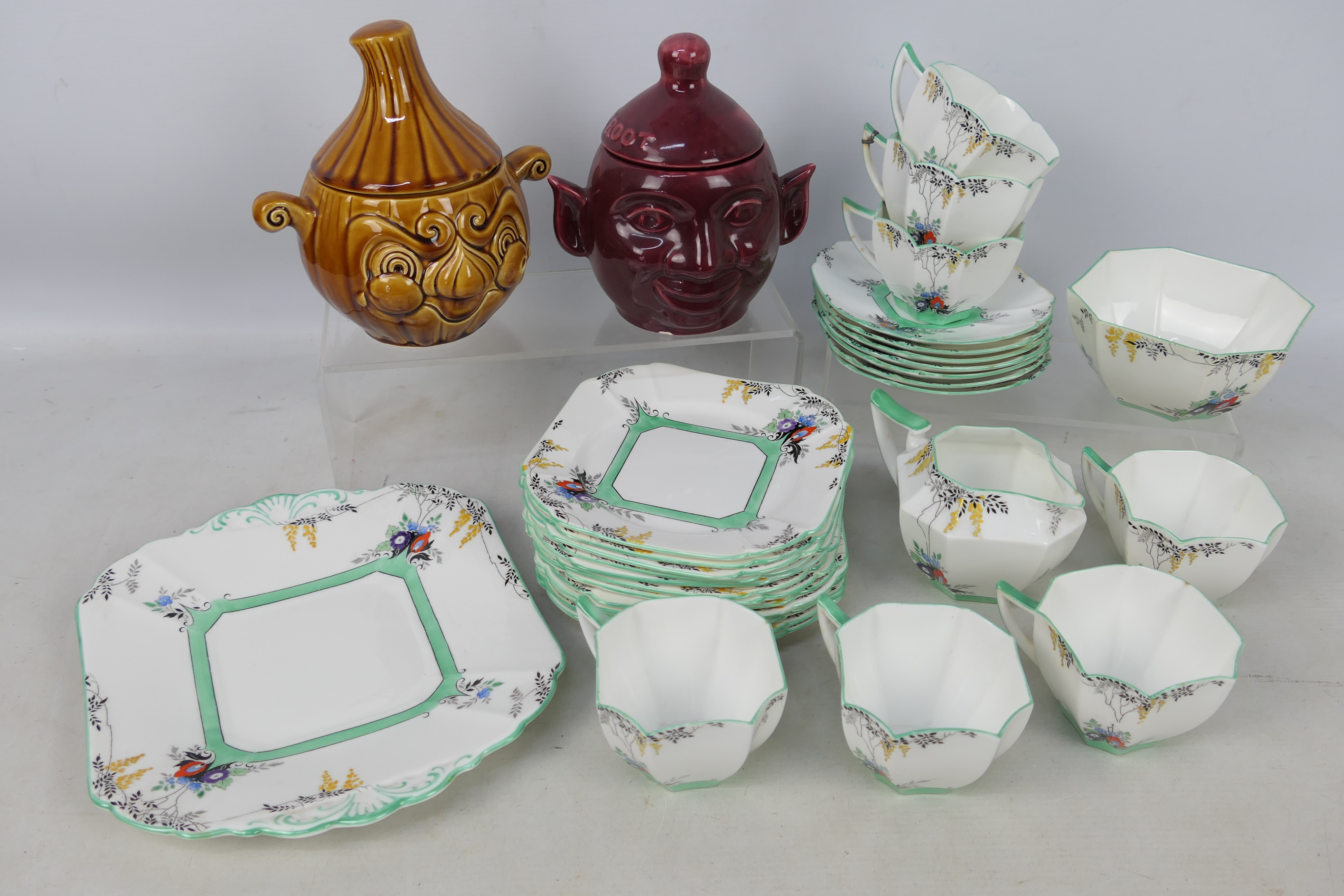 Shelley - A part tea service with floral decoration,