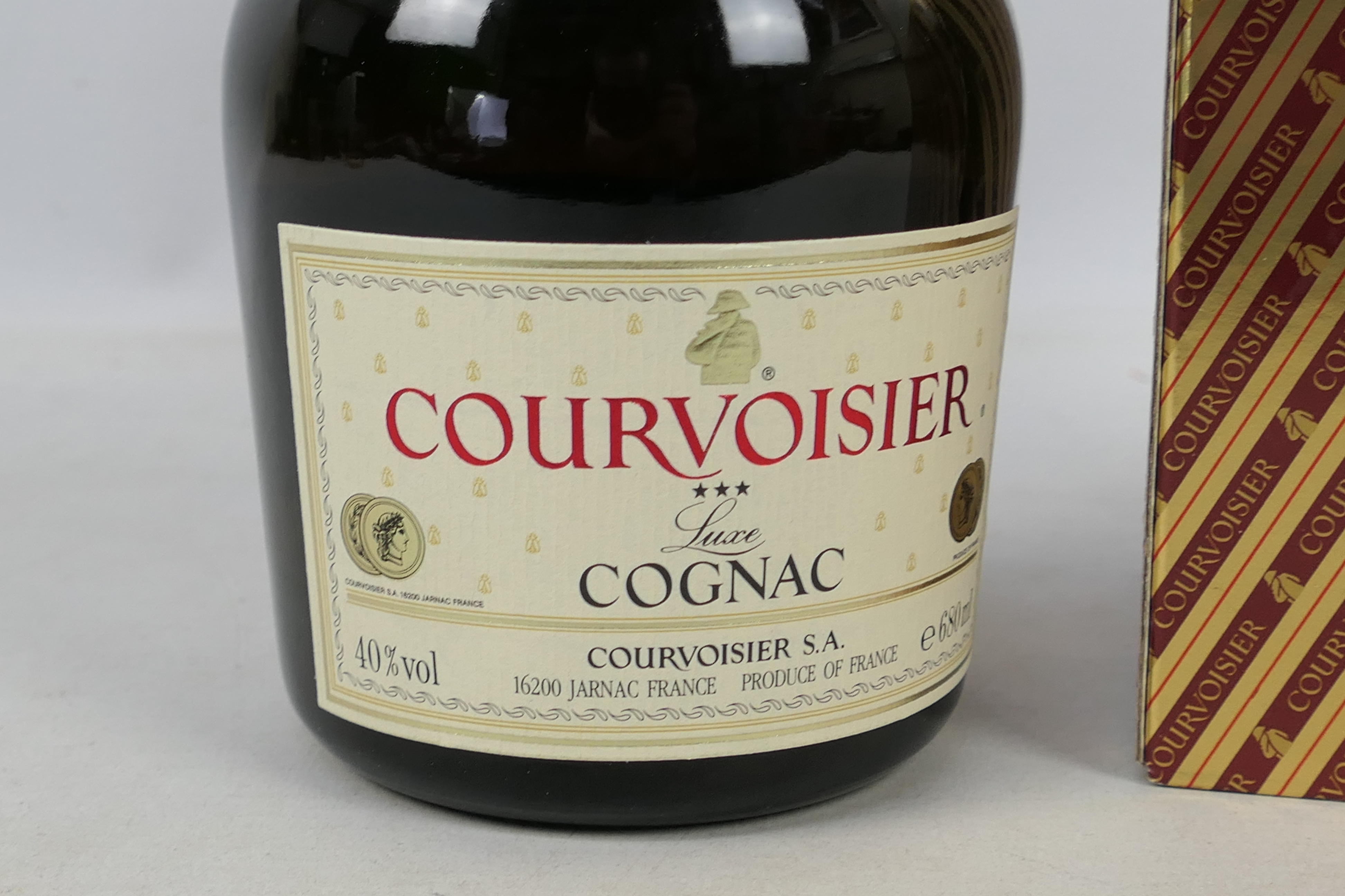 Cognac - Courvoisier *** Luxe, 680ml, 40% vol, level upper shoulder, contained in carton. - Image 2 of 5