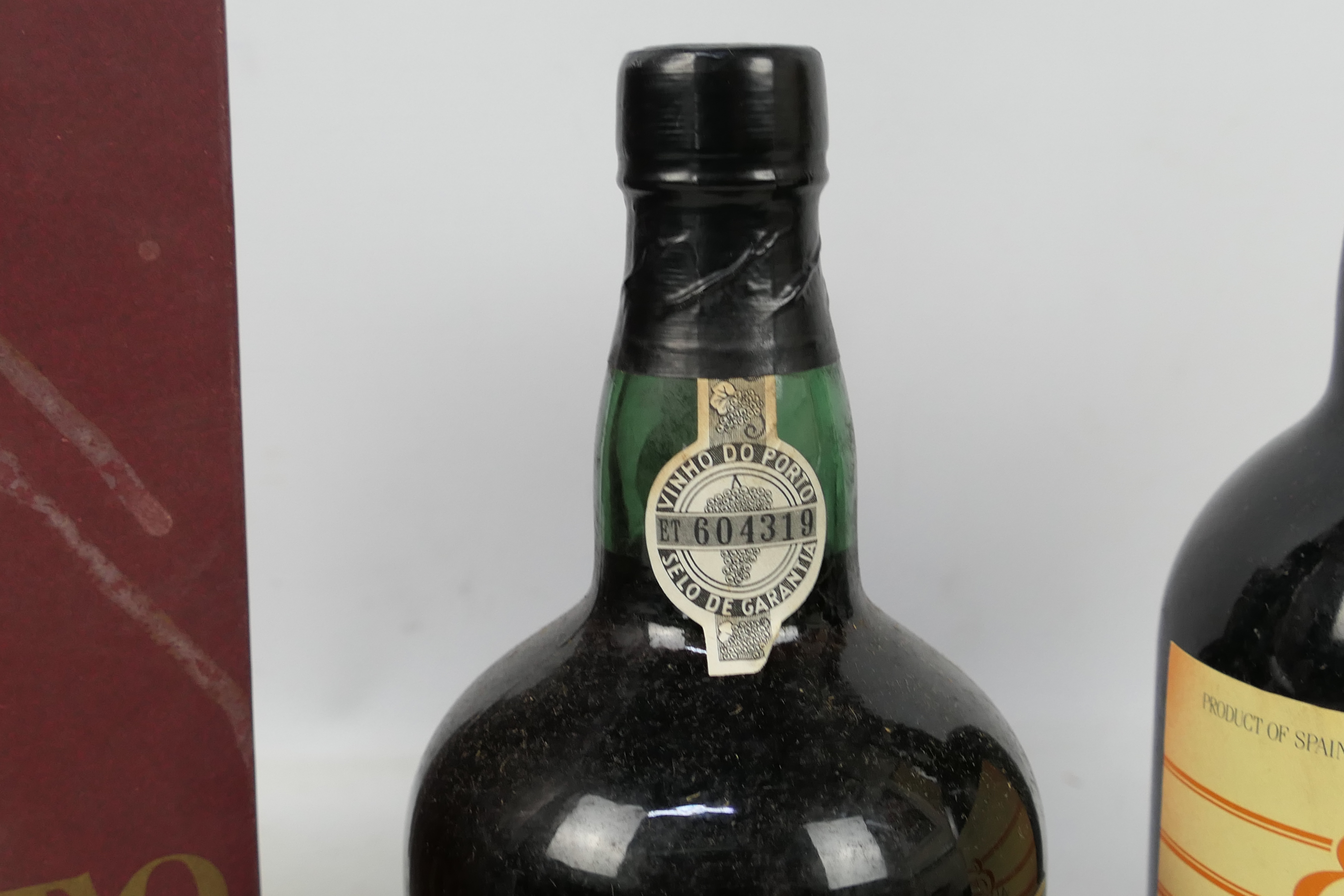 A bottle of Porto Ryst 10 Ans D'age, 20° proof, - Image 3 of 6