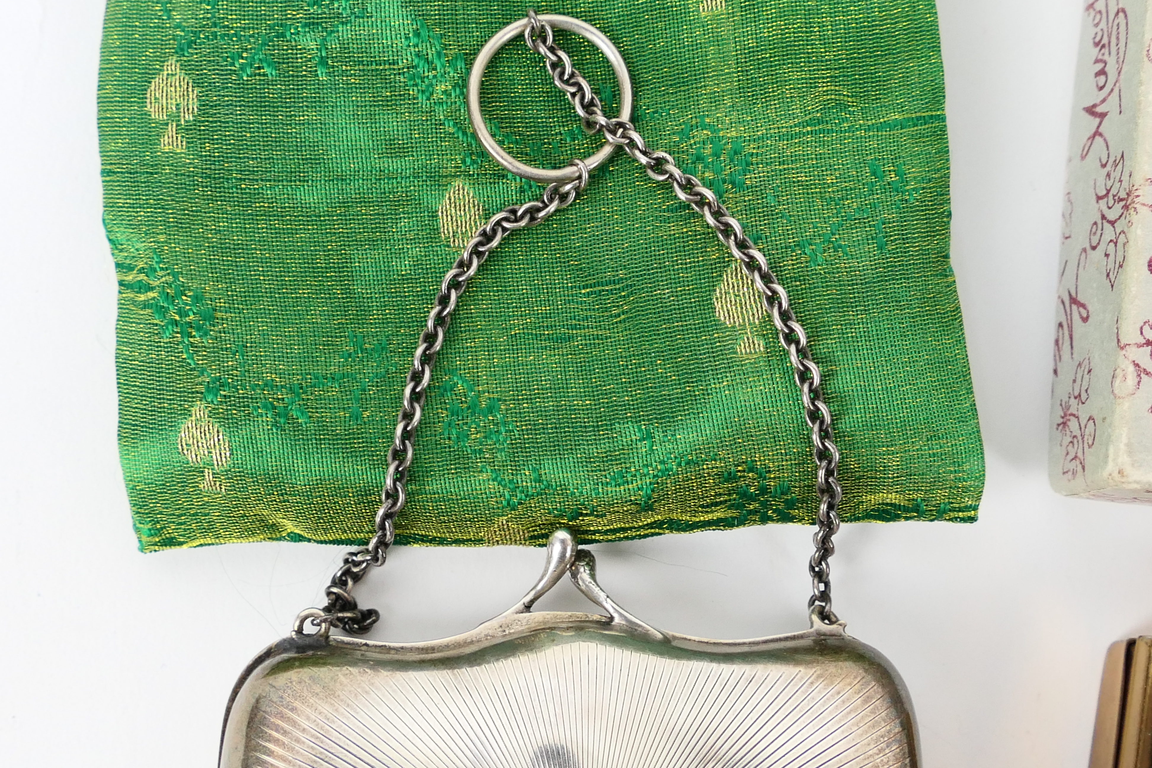 A silver purse, Birmingham assay 1915, 72.6 grams / 2. - Image 3 of 8