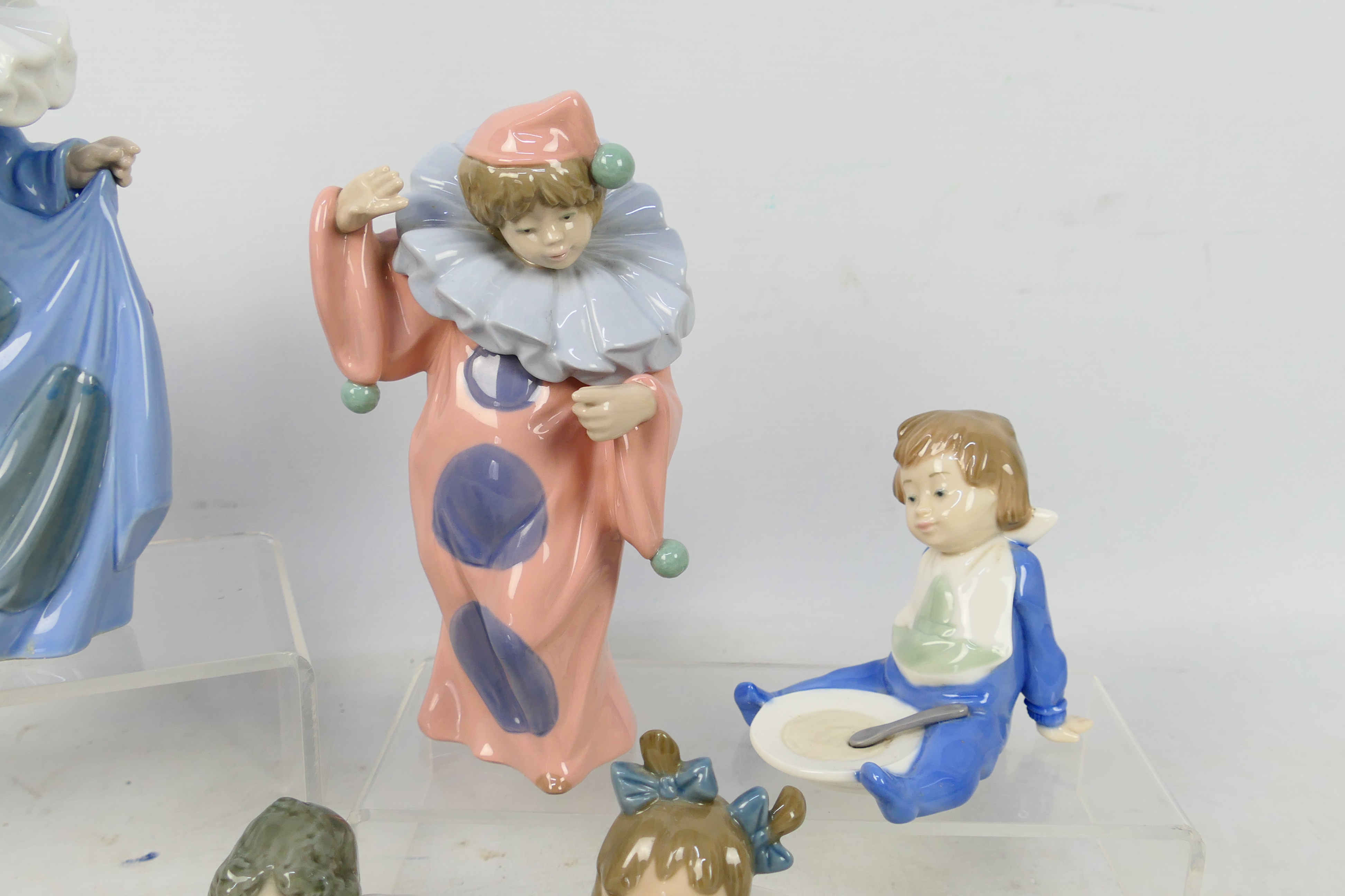 Nao - Three child clown figures, largest approximately 20 cm (h) and four others. - Image 3 of 6