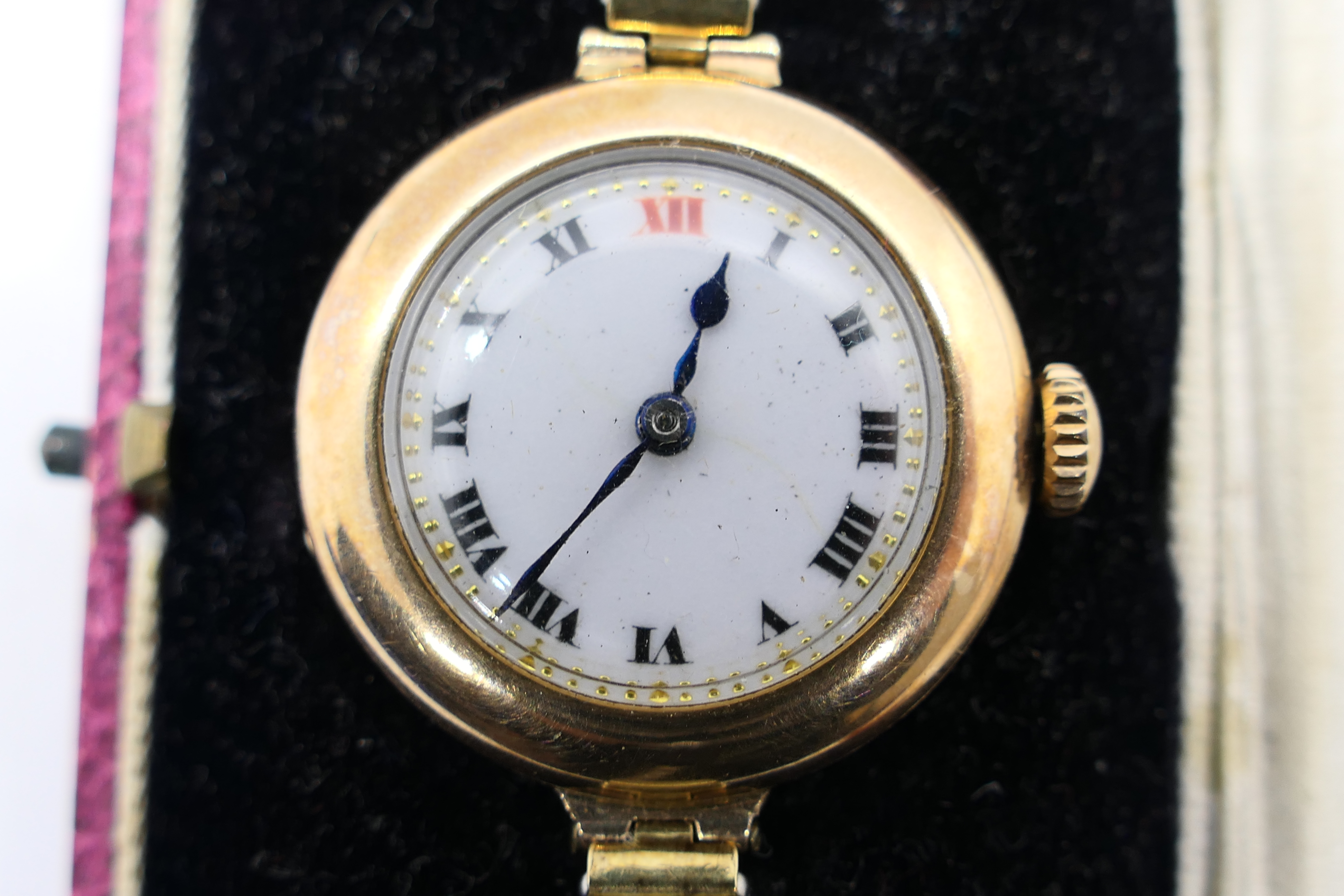 A lady's vintage 9 carat gold cased watch stamped 9; 375, - Image 5 of 7