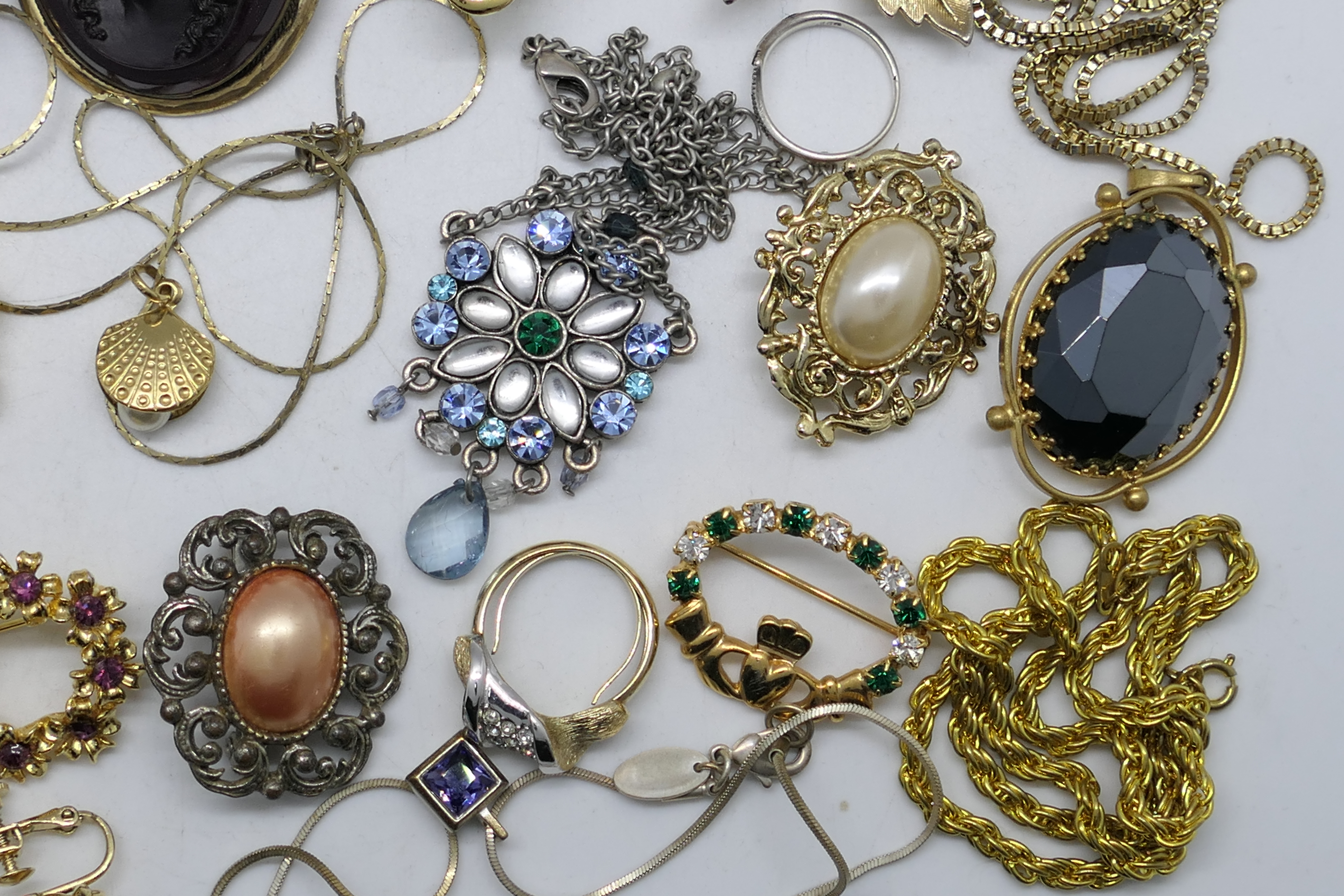 A collection of costume jewellery to include earrings, brooches, rings, - Image 2 of 6