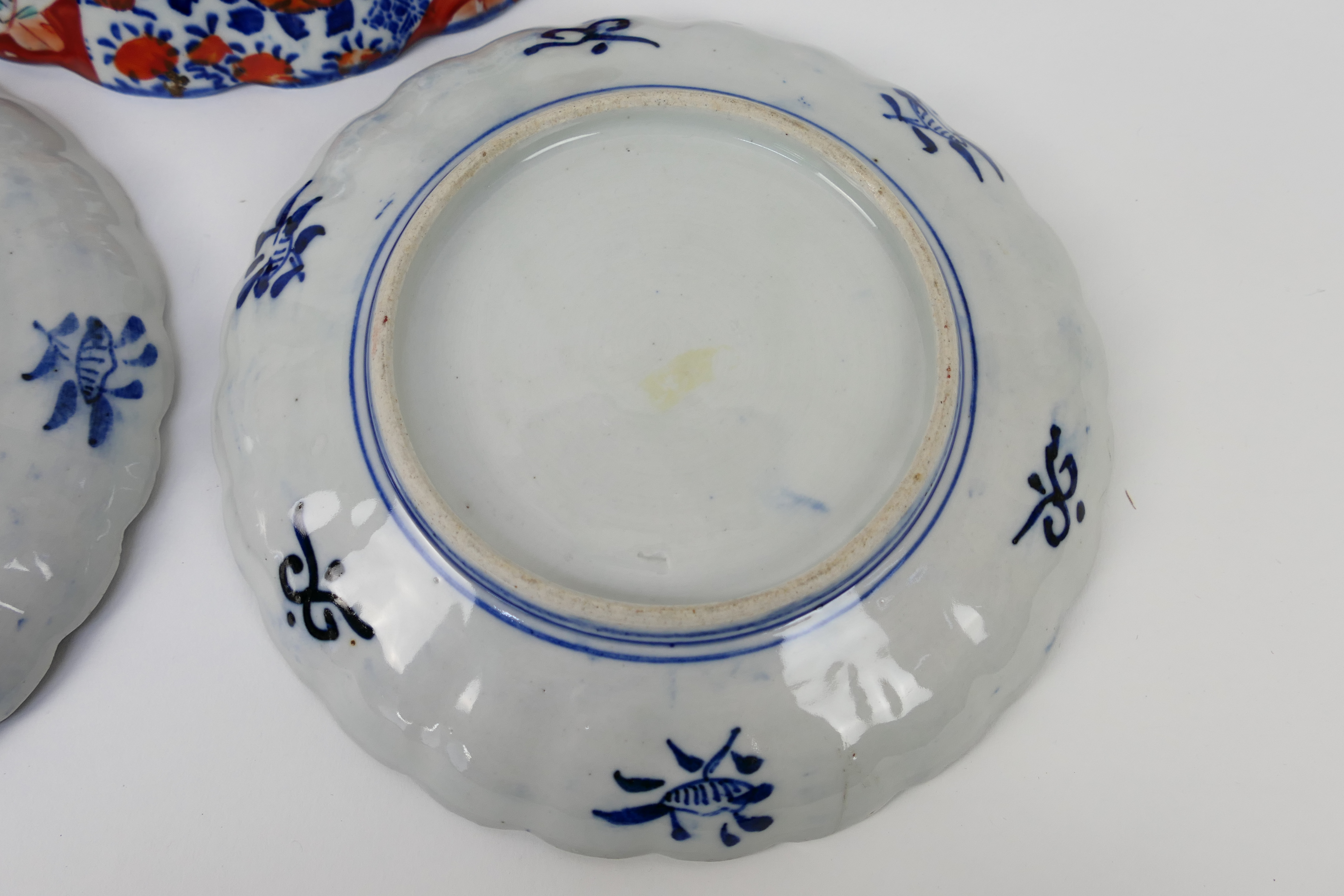 Three pieces of Imari ware comprising a bowl decorated with central basket of flowers, - Image 6 of 7