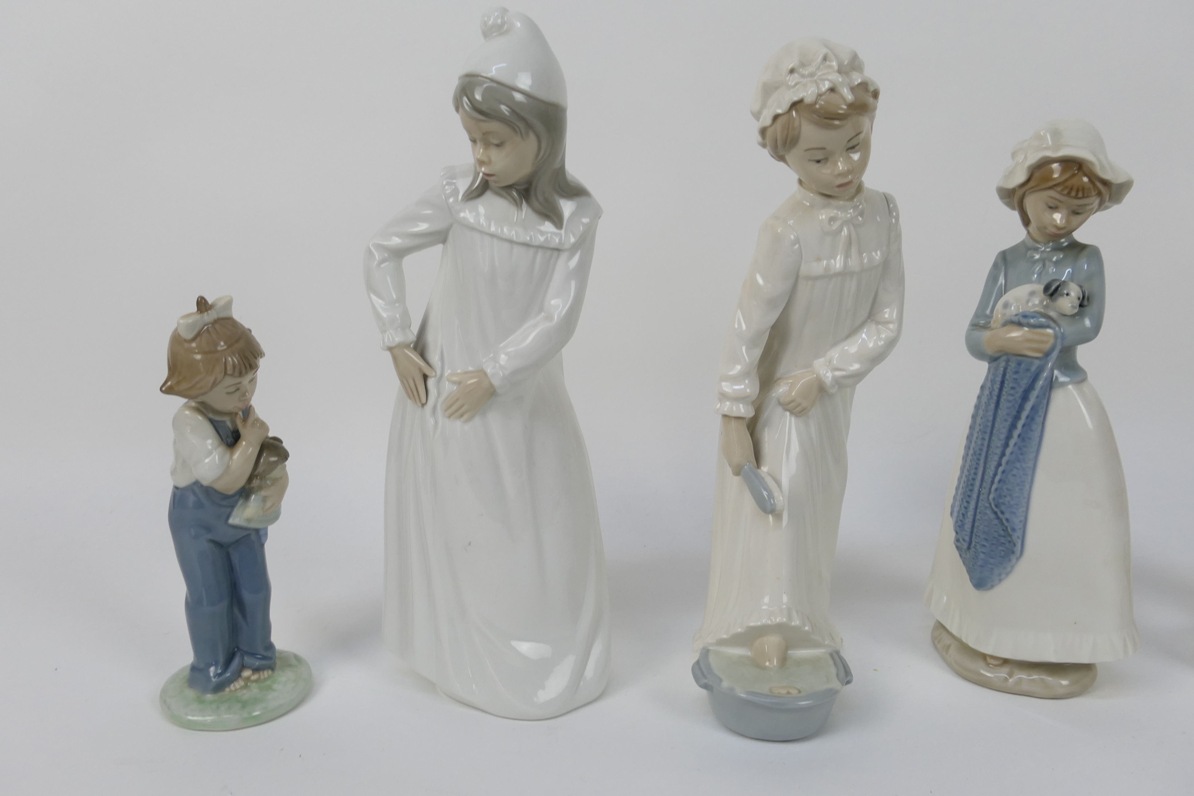 Five Nao figures of children, largest approximately 29 cm (h). - Image 2 of 4