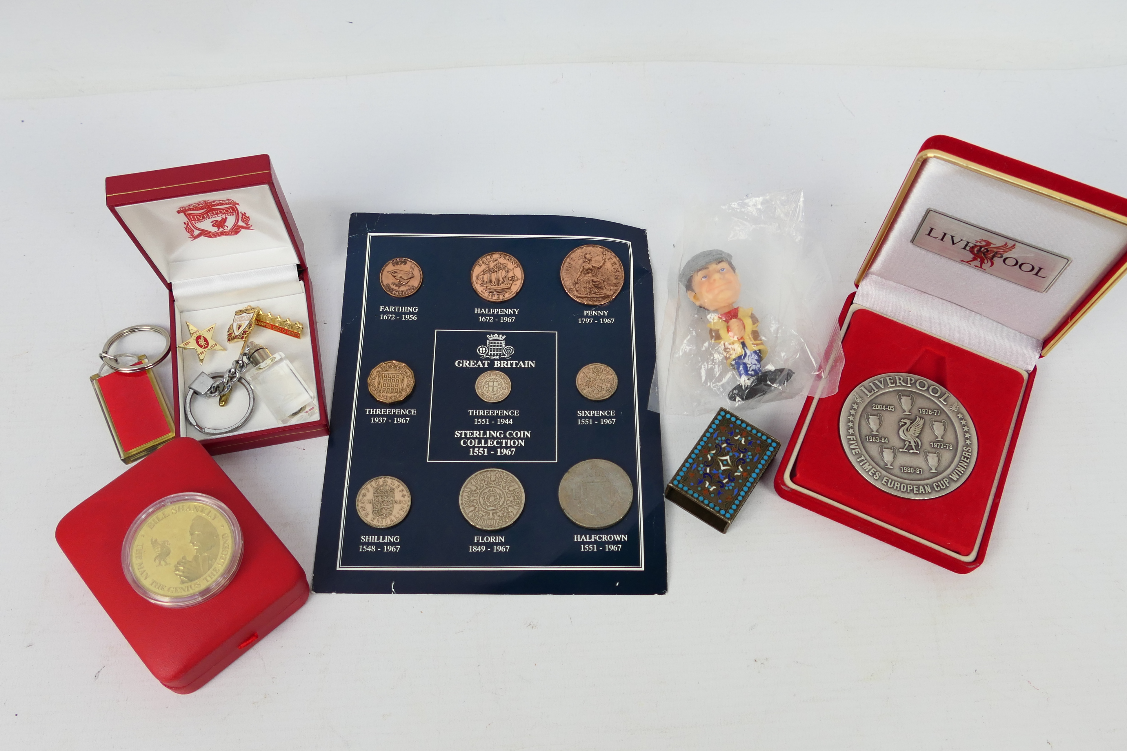 Mixed collectables to include Liverpool Football Club commemorative medals / medallions,