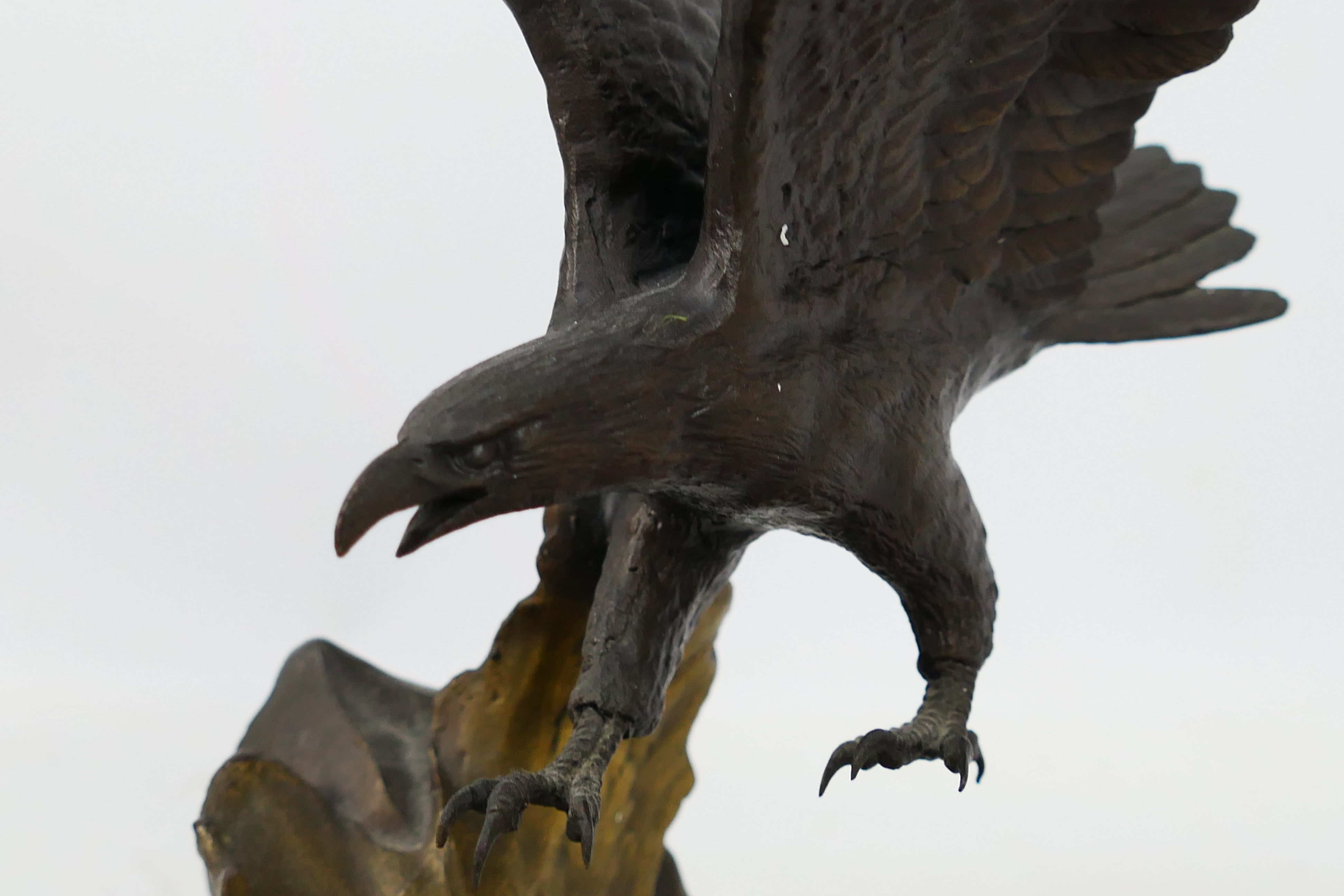 Franklin Mint - Wings of Glory - A bronze bald eagle statue by Ronald Van Ruyckevelt - Bronze - Image 3 of 5