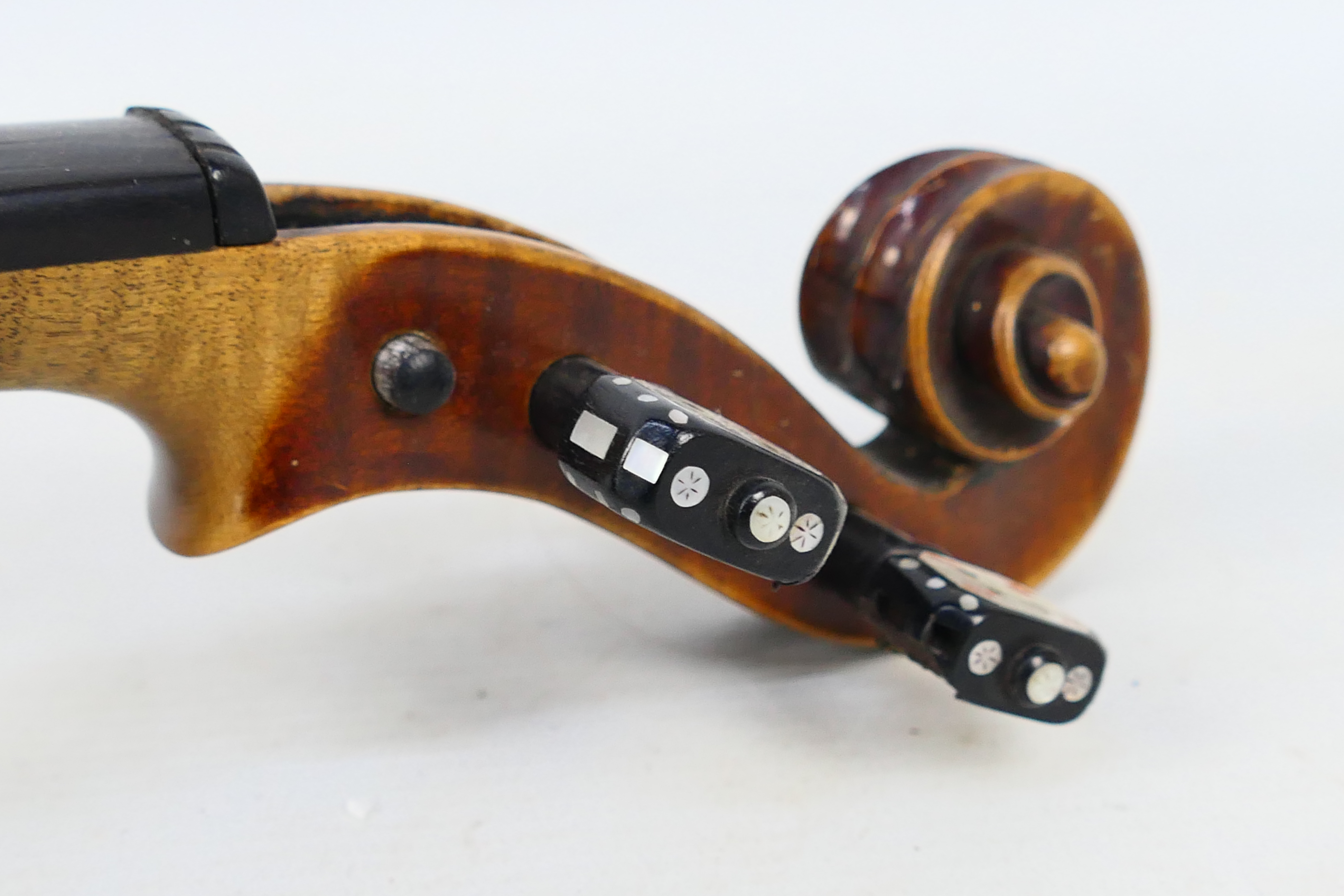 Violin, no label to the interior, 60 cm (l). - Image 8 of 11