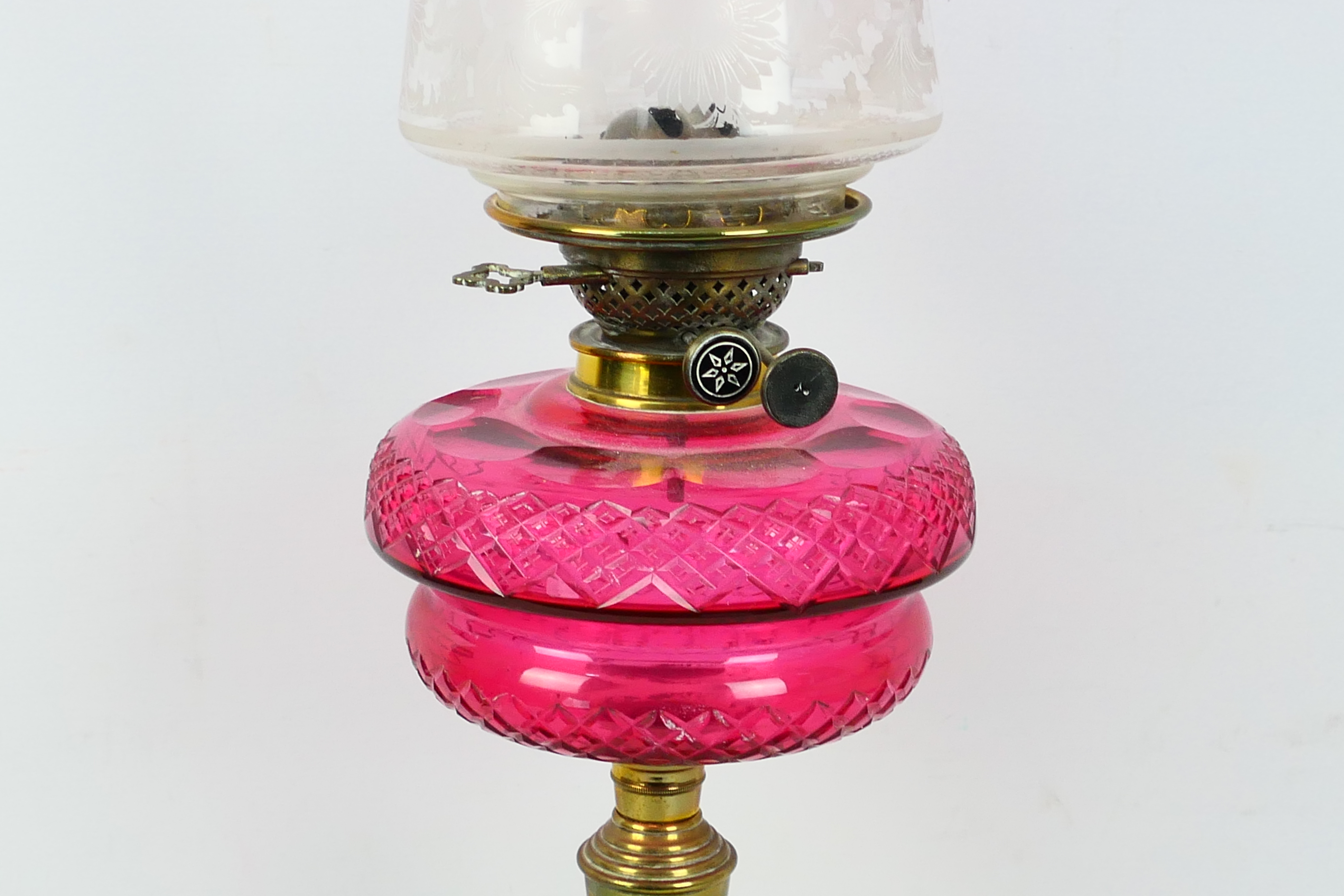 A brass oil lamp with cranberry glass font (font approximately 19 cm diameter) and cranberry tinted - Image 3 of 4