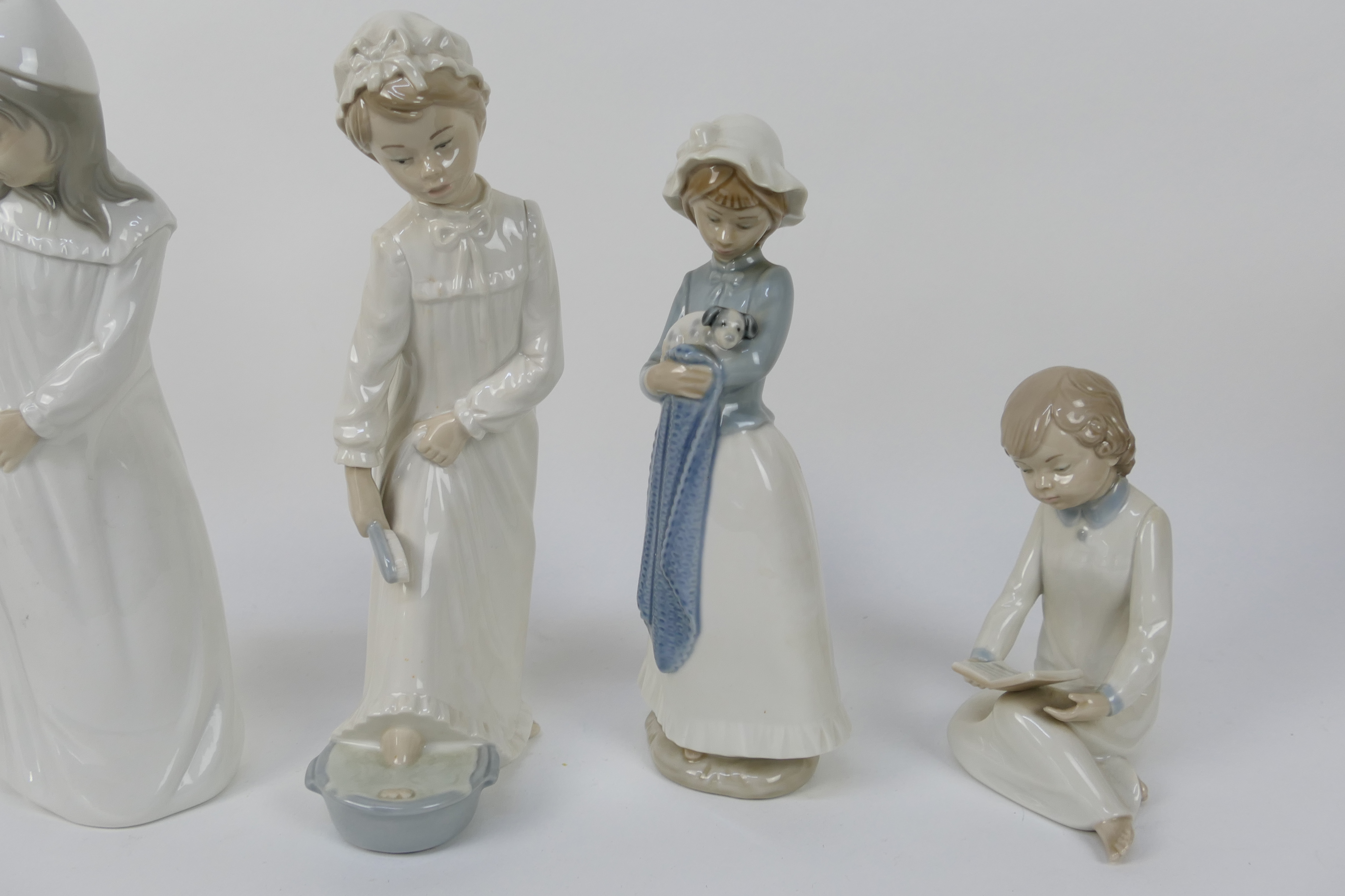 Five Nao figures of children, largest approximately 29 cm (h). - Image 3 of 4