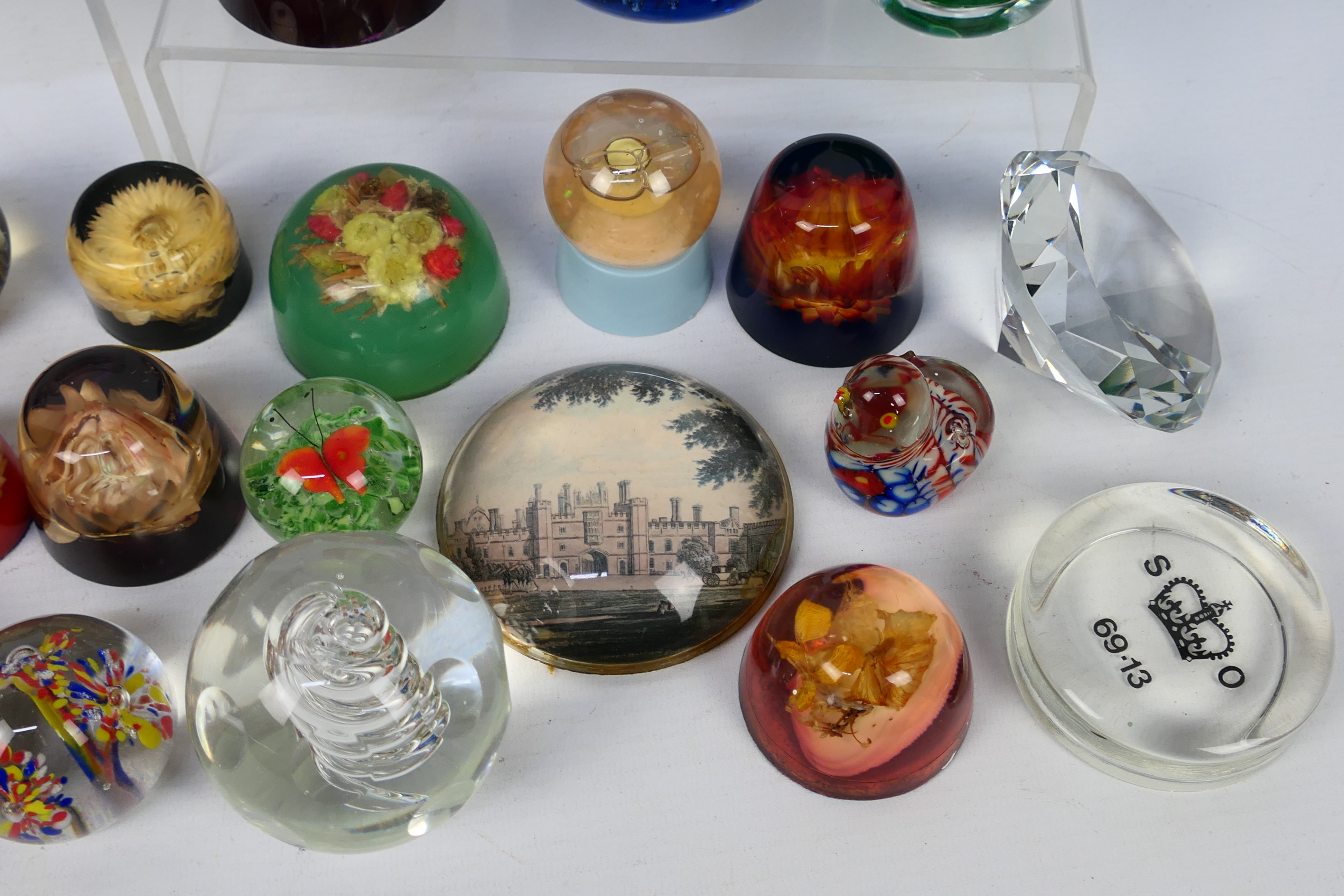 A collection of various paperweights. - Image 4 of 5