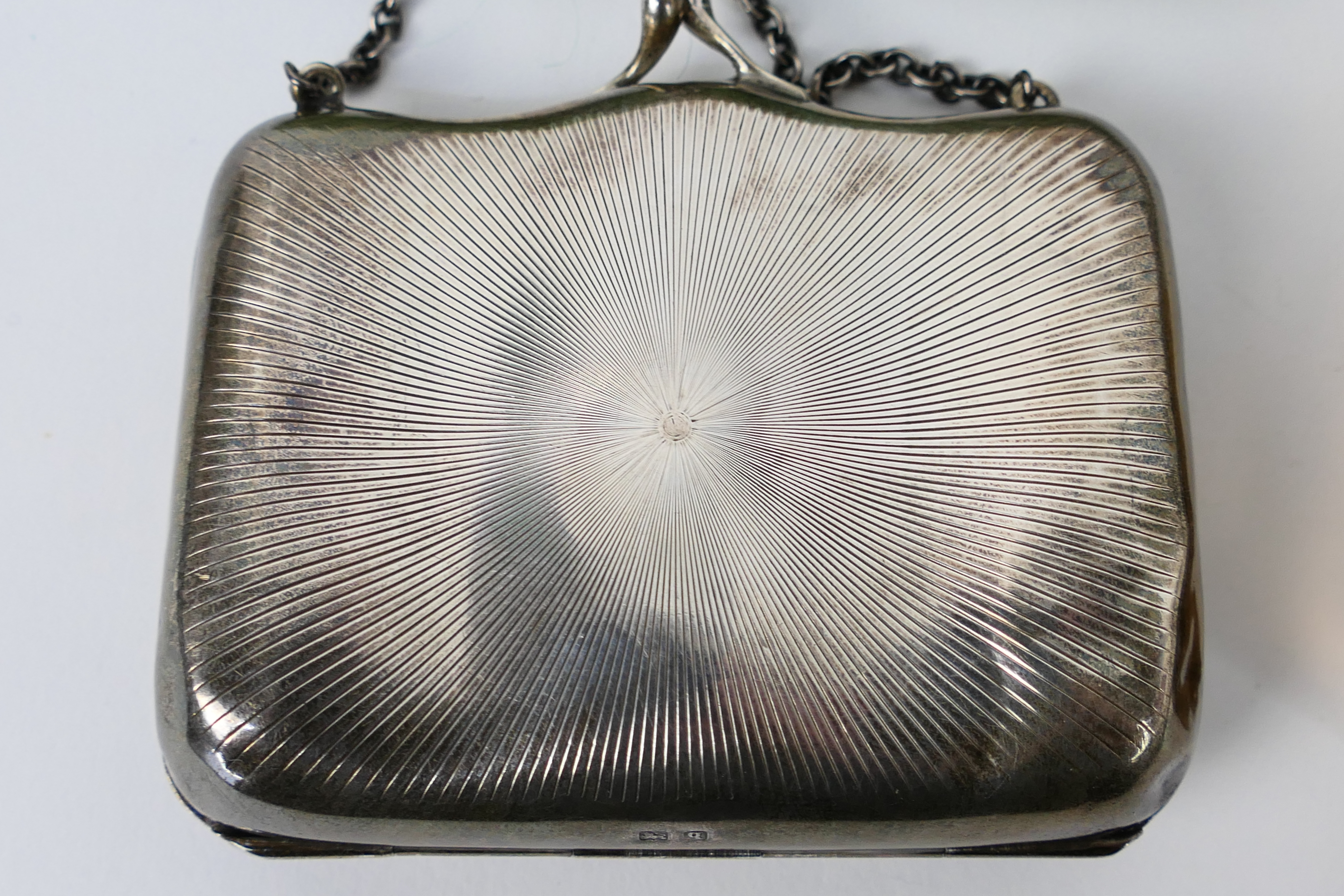 A silver purse, Birmingham assay 1915, 72.6 grams / 2. - Image 4 of 8