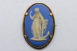 A yellow metal, stamped 9ct, mounted Wedgwood Jasper oval plaque, 8.3 grams all in.