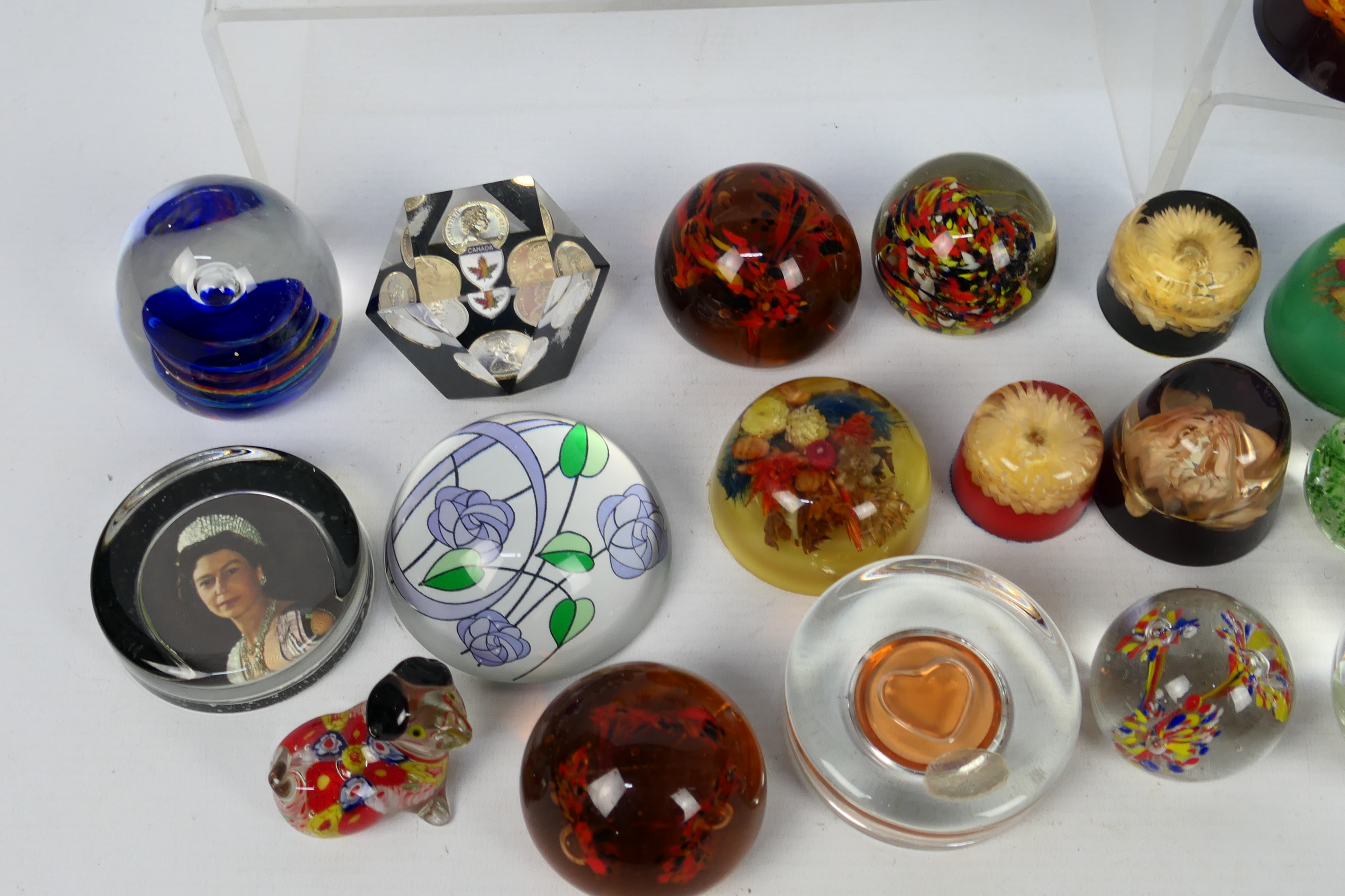 A collection of various paperweights. - Image 3 of 5