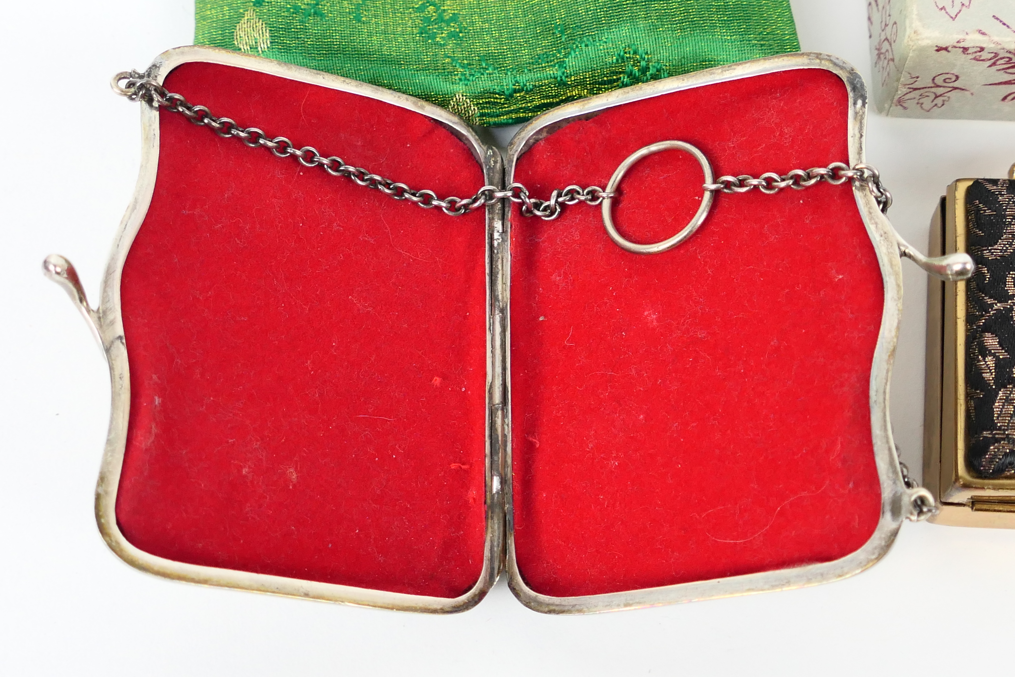 A silver purse, Birmingham assay 1915, 72.6 grams / 2. - Image 5 of 8